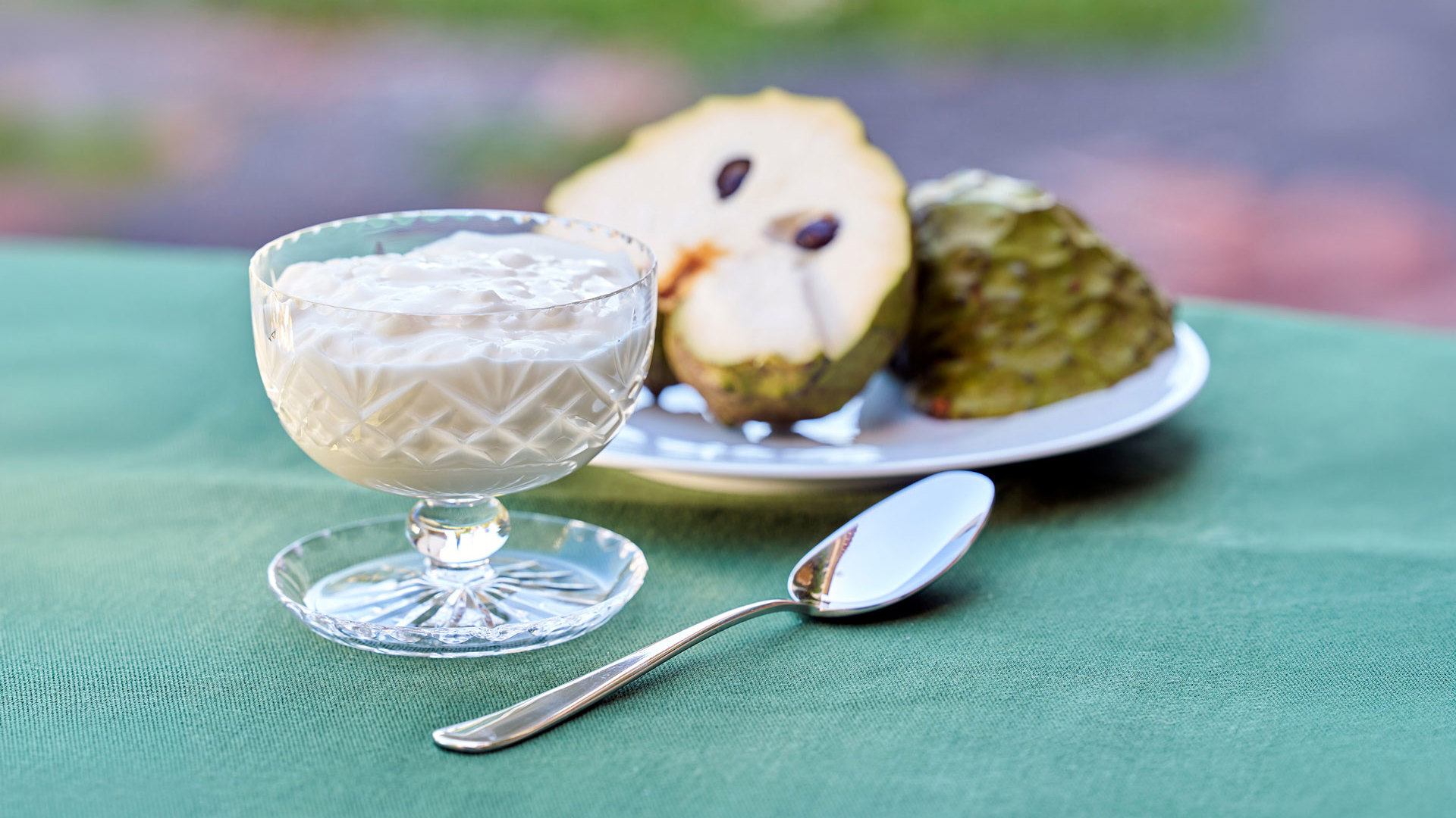 Dessert aus Anonenmousse, eine gastronomische Spezialität der Insel Madeira.