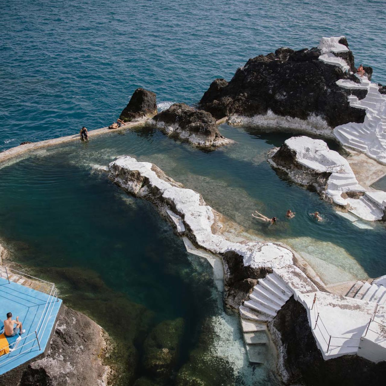 Piscines naturelles de la Doca do Cavacas à Funchal, Madère, au bord de la mer.