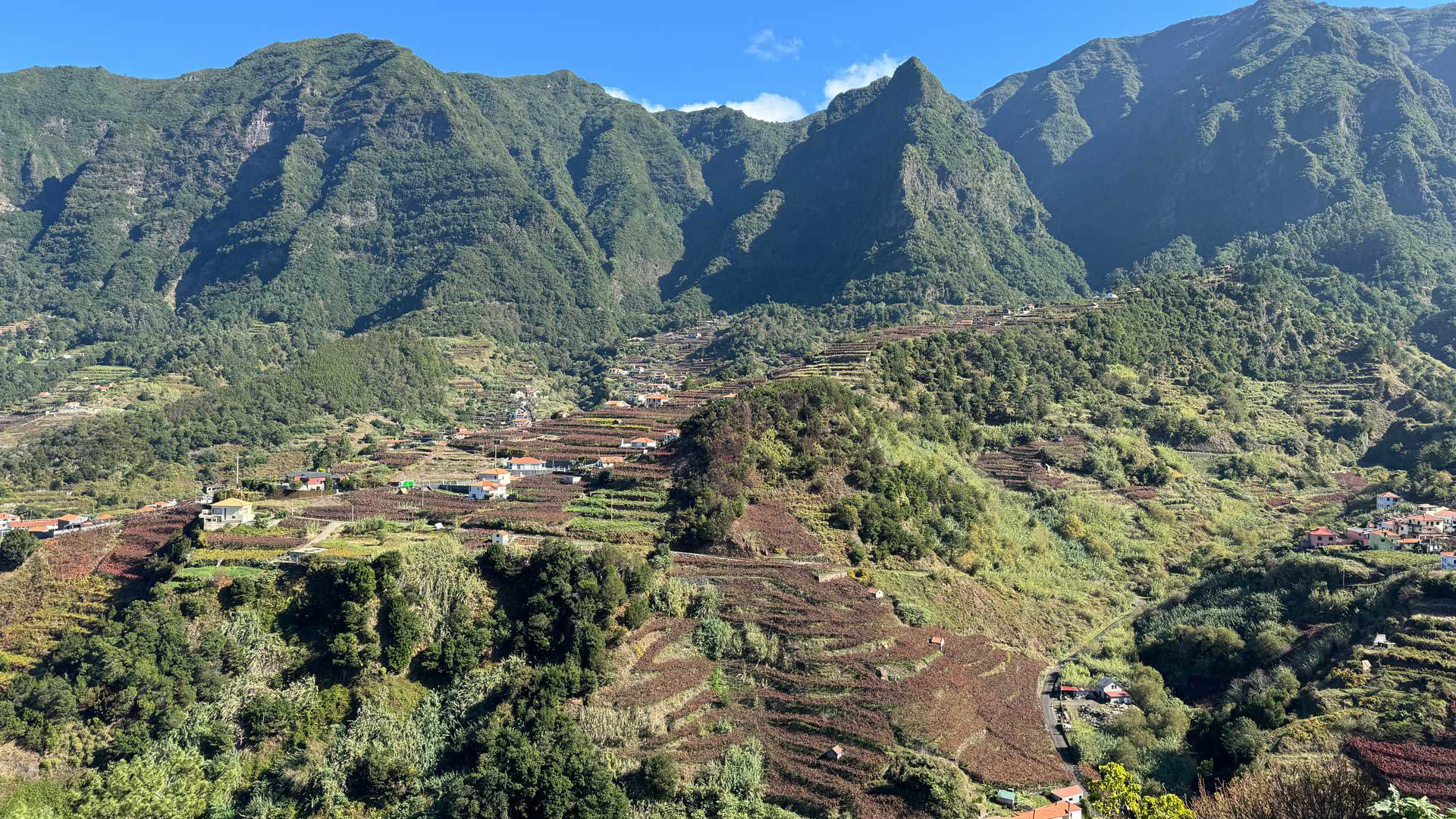 Paisaje de montañas verdes en Madeira.