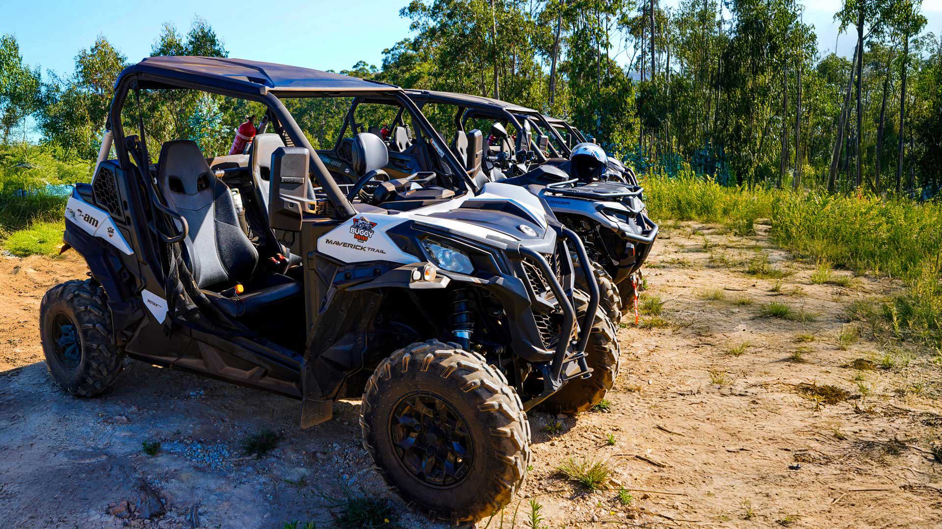 Trois buggies circulant sur un sentier de terre lors d’une activité à Madère.