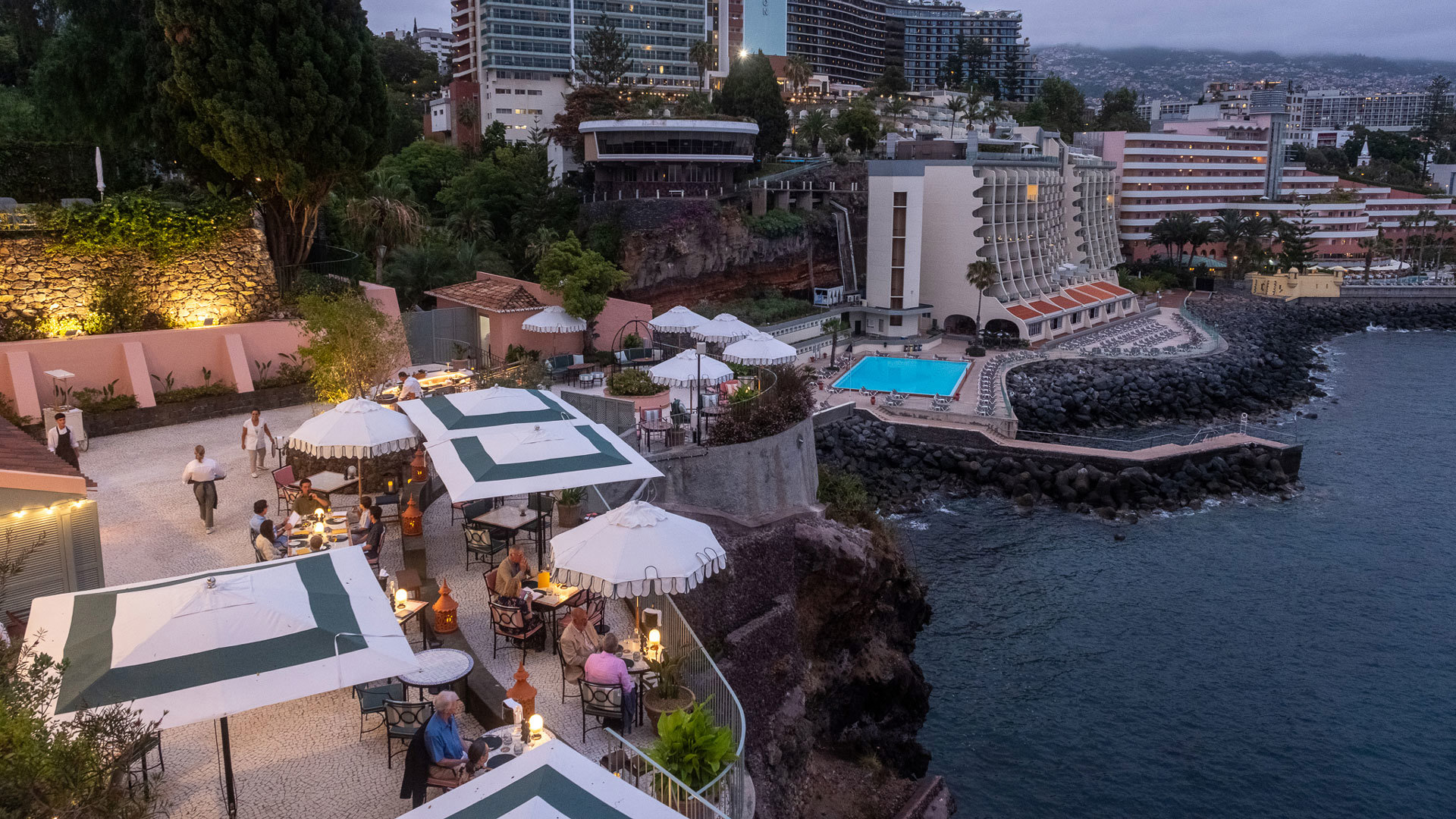 Restaurante à beira-mar com hotel, piscina e vista para o mar