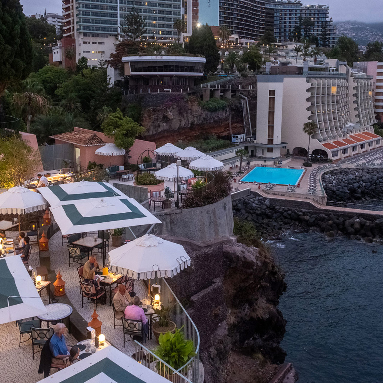 Restaurante junto al mar con hotel, piscina y vista al mar