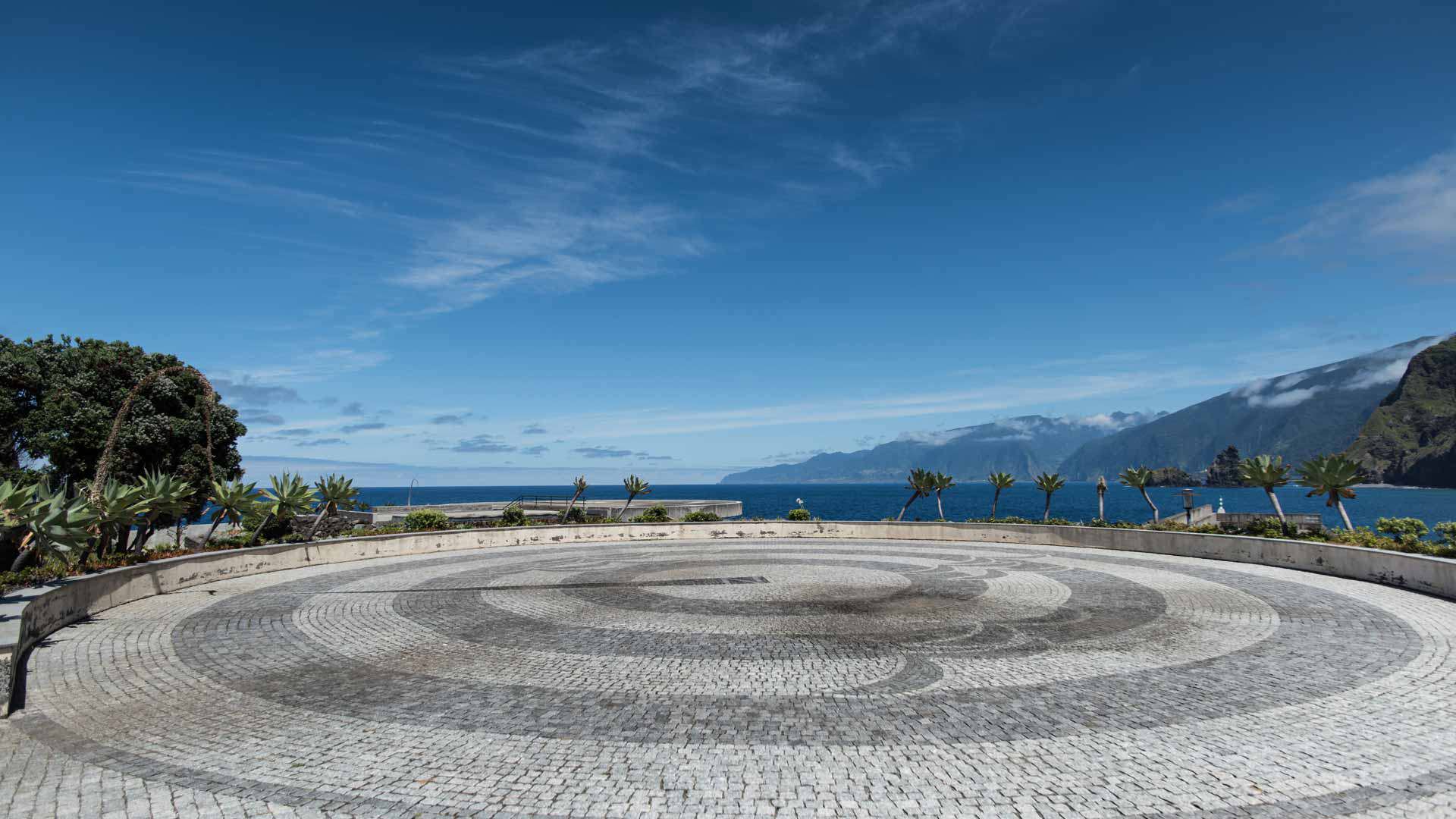 Miradouro com vista panorâmica para o mar azul.