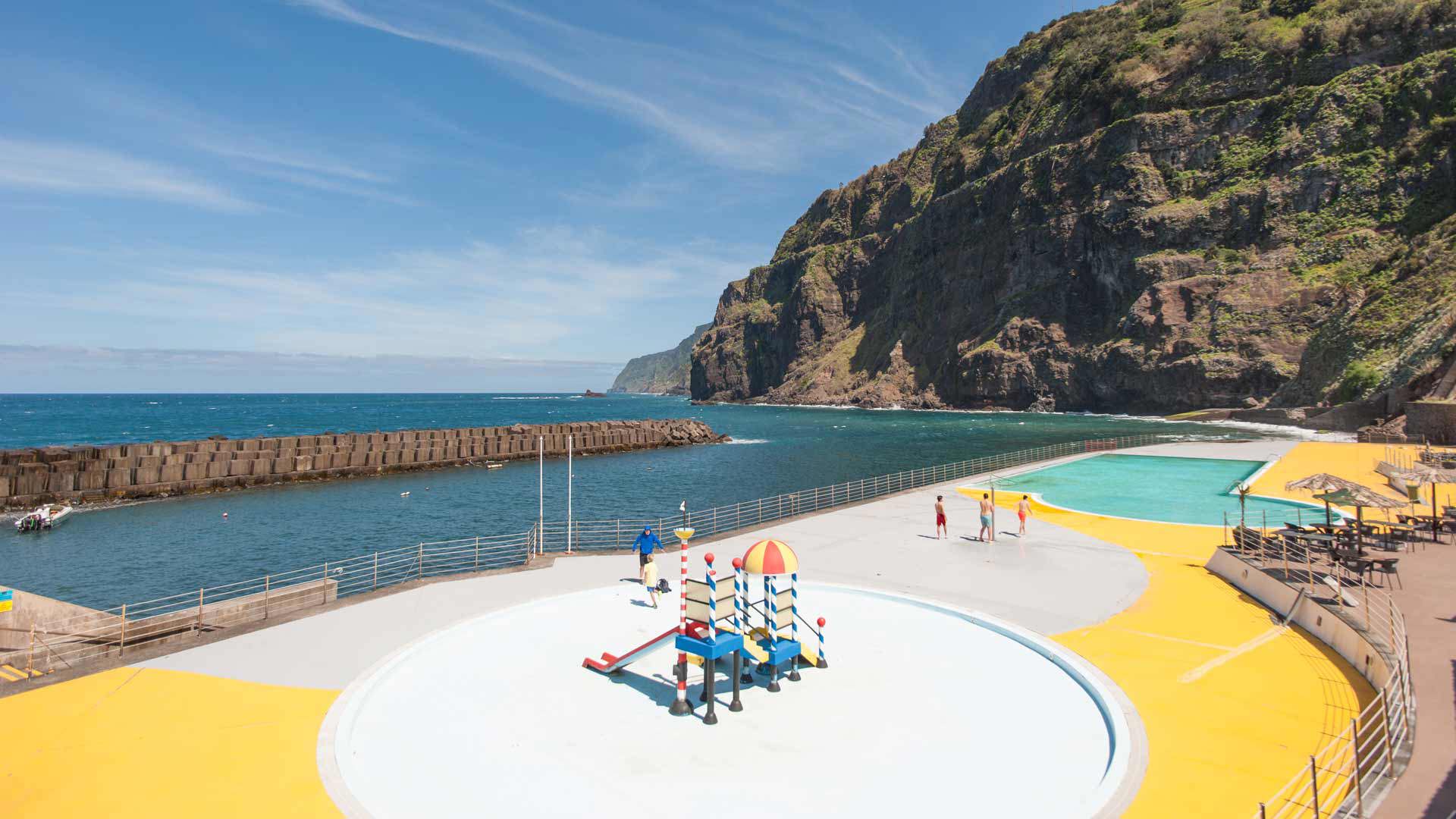 Playa con piscina para niños y vista a la montaña en Madeira.