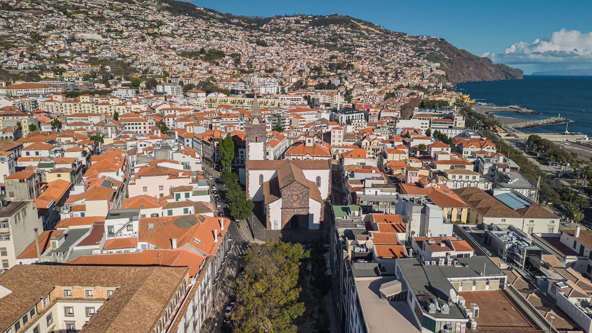 Vista aérea de la Iglesia de la Sé en Funchal con el mar al fondo.