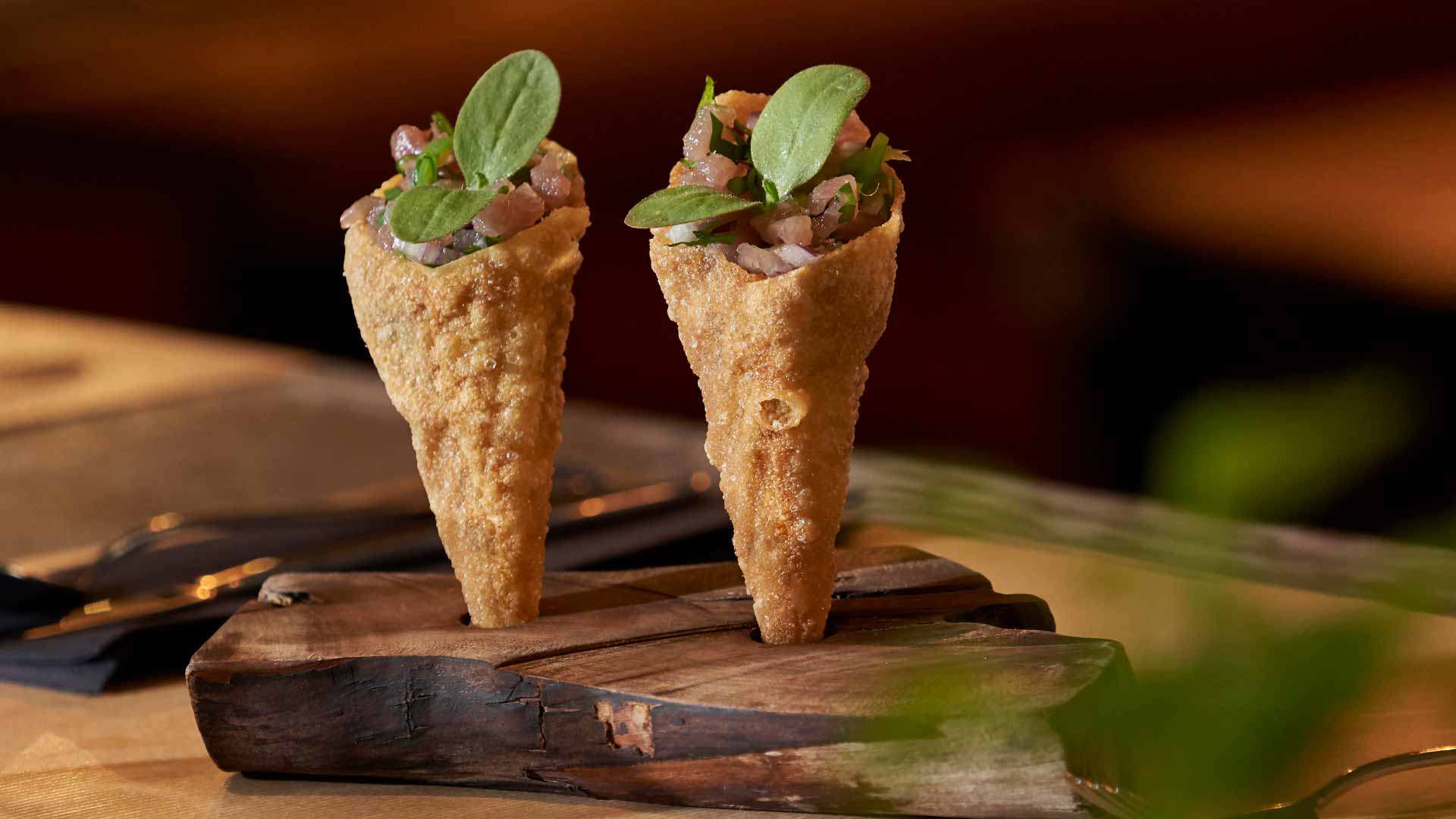 Cones de atum empratados em estilo de gastronomia contemporânea no restaurante Kampo.