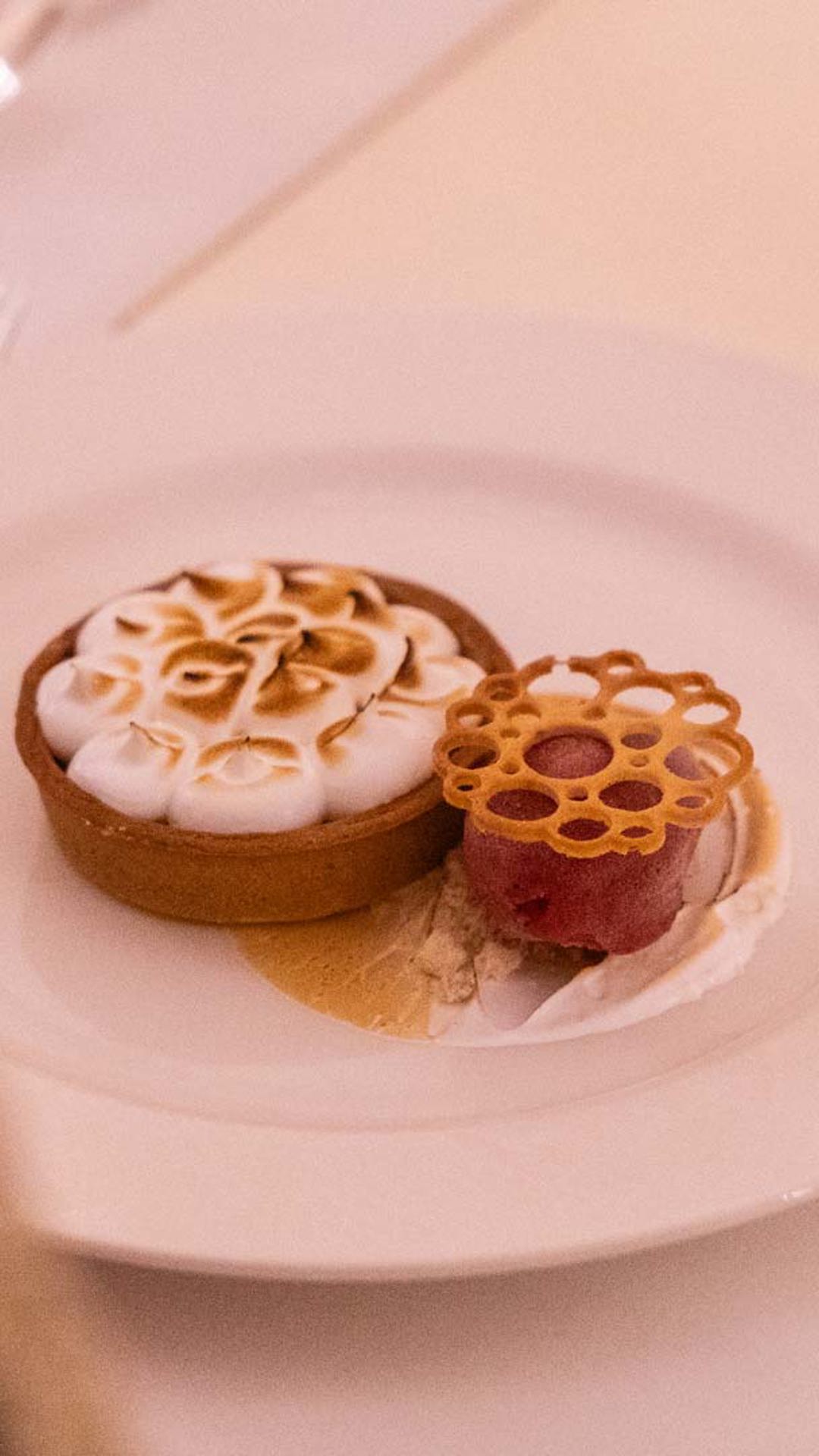 Teller mit Dessert bei einem Zeremonienabendessen. 