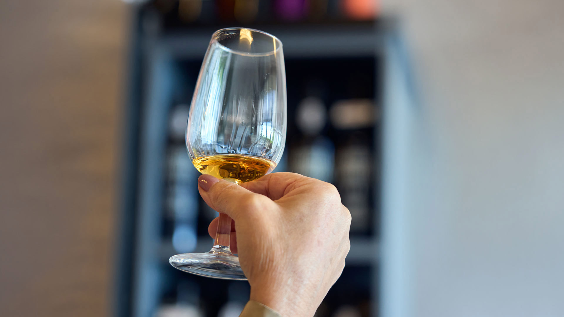 Mano sosteniendo una copa de vino de Madeira.