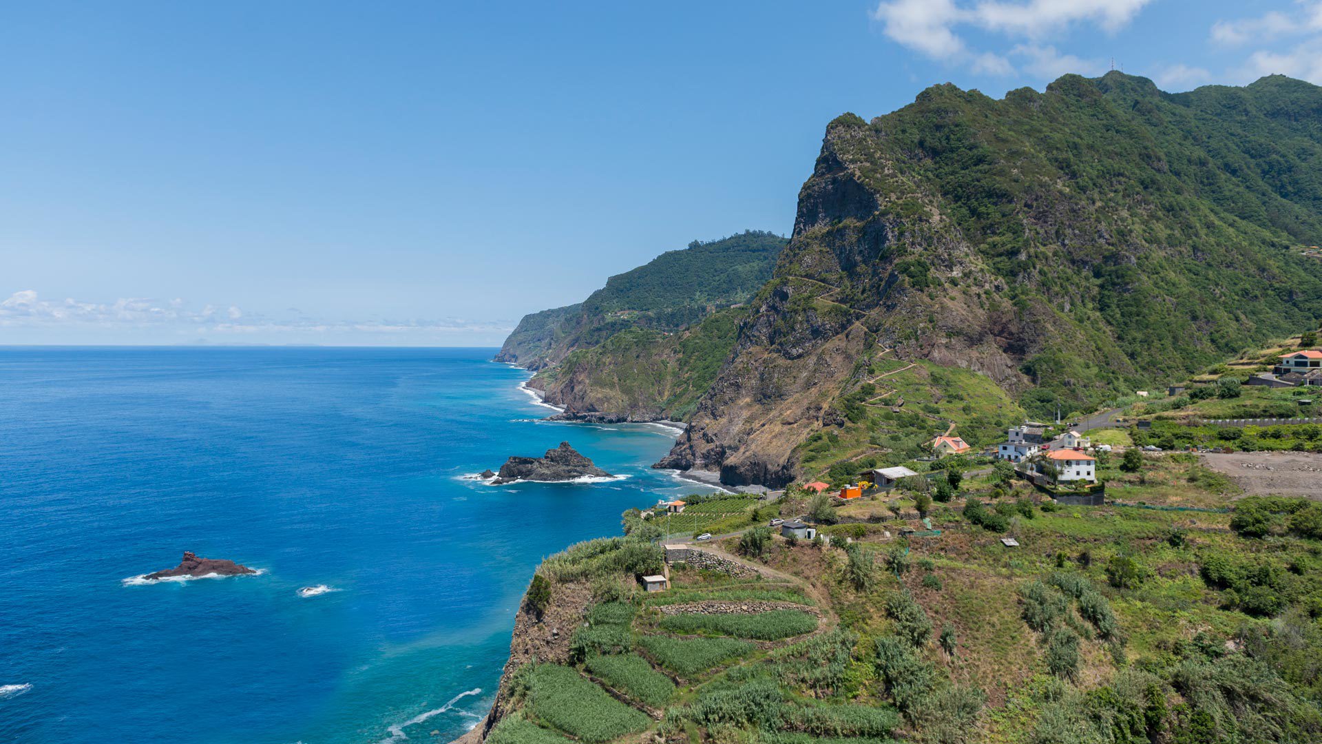 Grundstücke am Berg neben dem Meer auf Madeira.