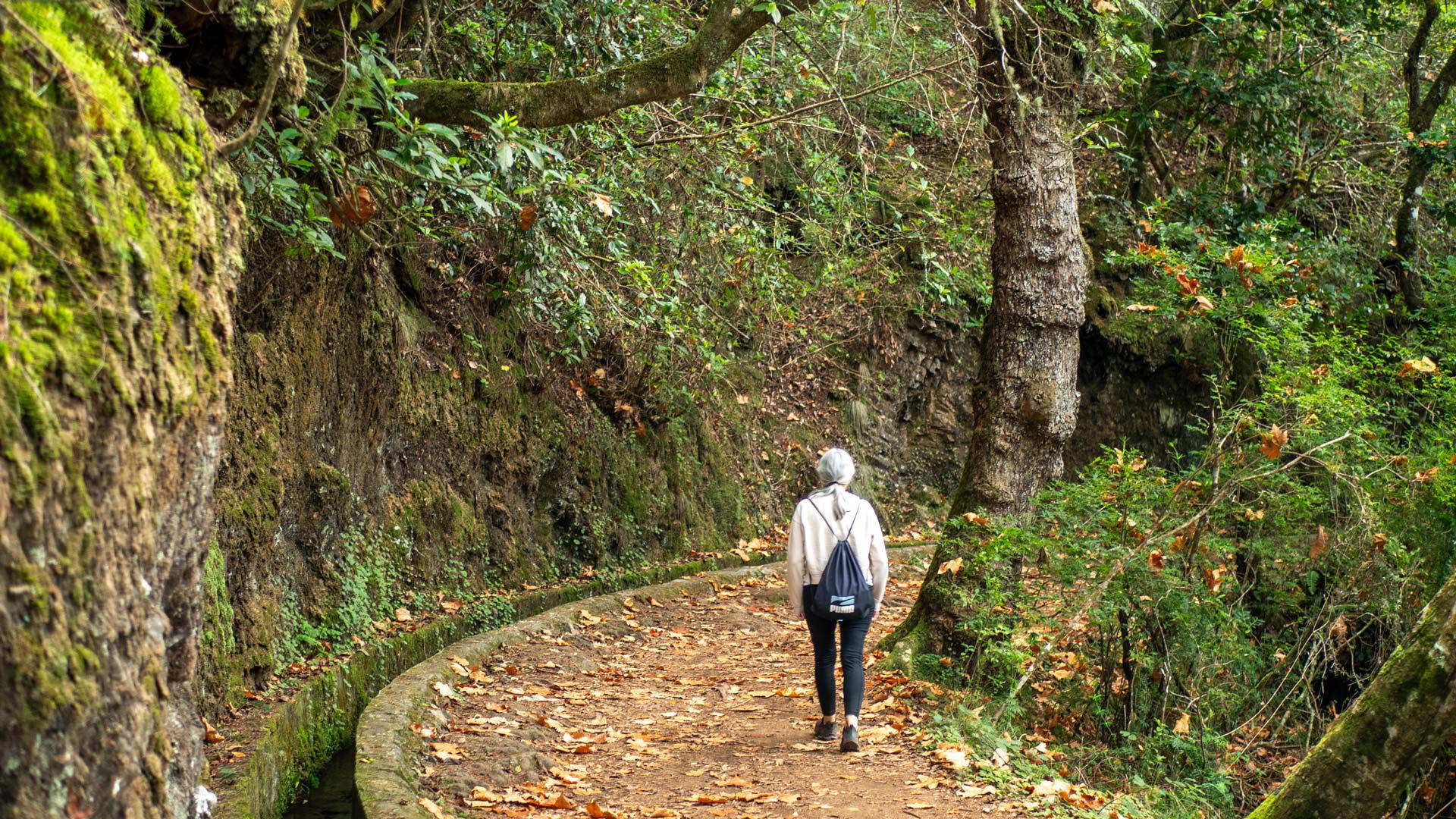 Mujer caminando en la naturaleza de Madeira.