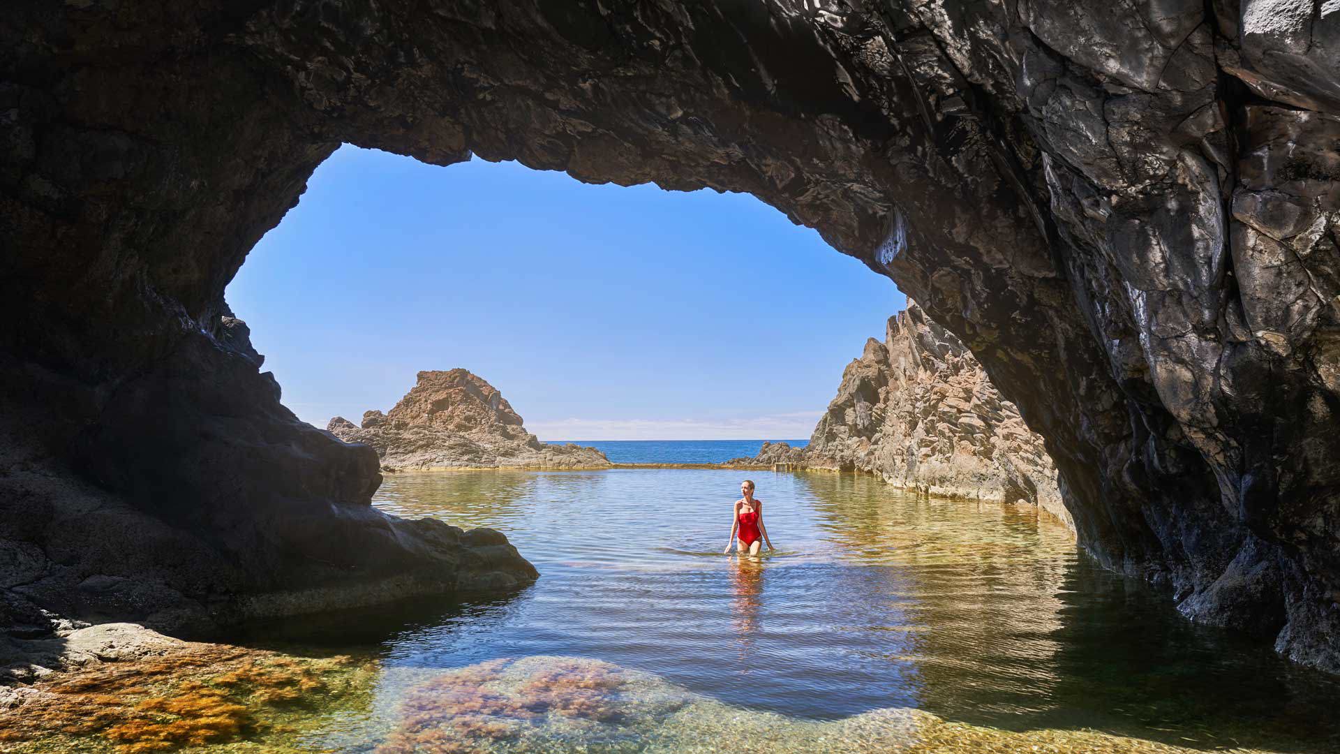 Femme en bikini rouge dans la piscine naturelle à Madère.