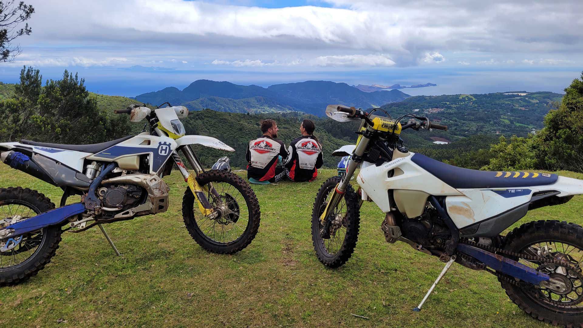 Couple en motos tout-terrain explorant le paysage naturel.