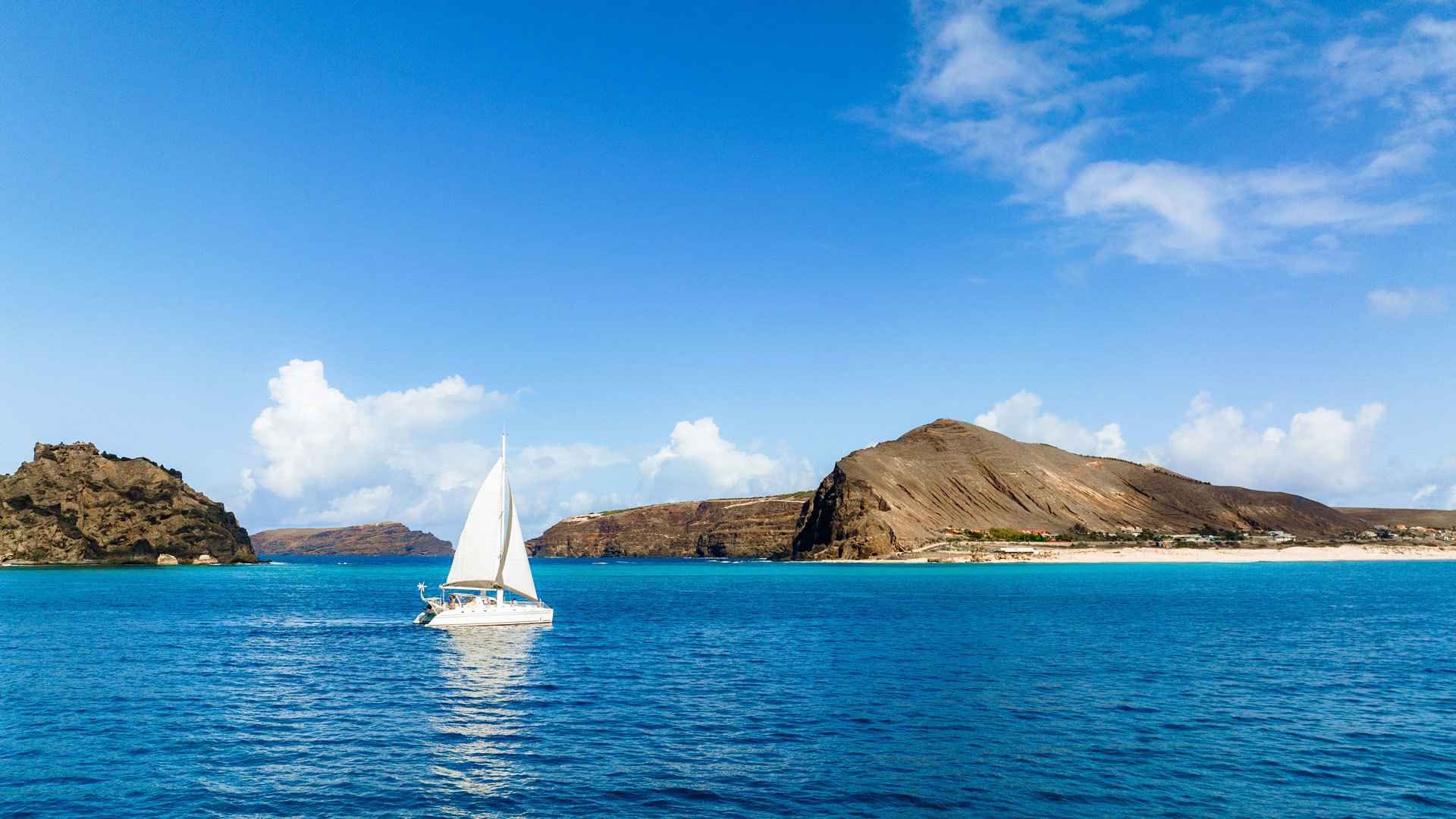 Boot an der Küstenhang von Porto Santo mit Sandstrand und Meer.