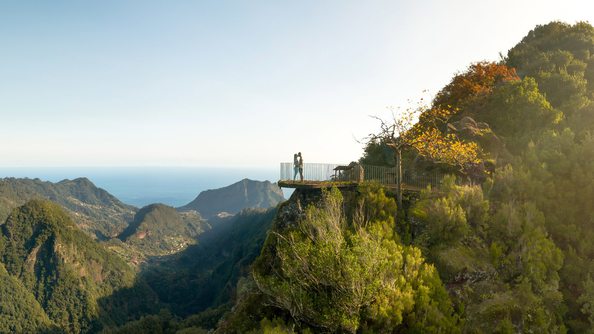Grüne und orange Berge mit Sonne am Aussichtspunkt auf Madeira.