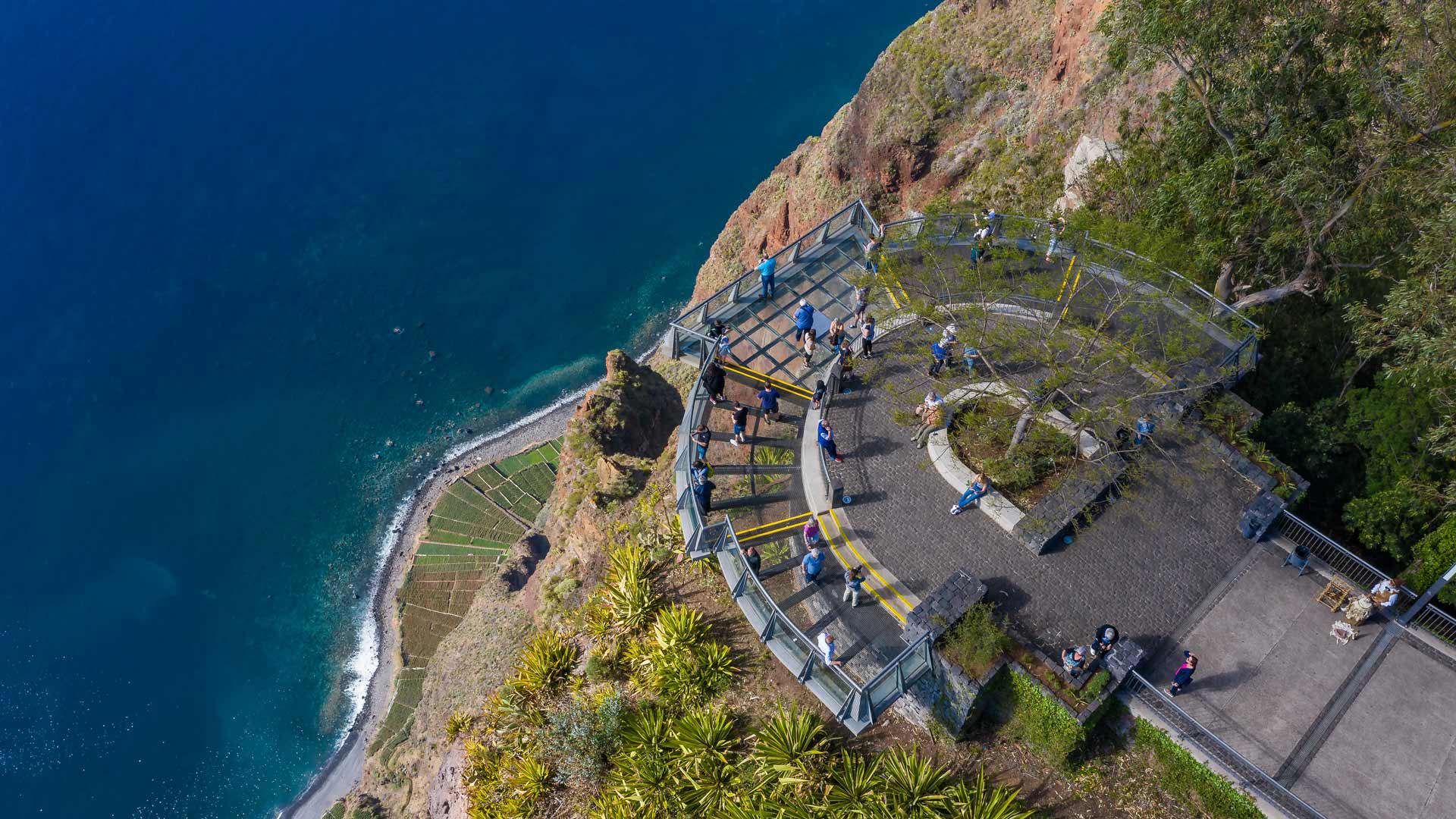 Câmara de Lobos: el pueblo pesquero de Madeira que enamoró a Churchill (y es el 6º Mejor Destino de Europa en 2026) Pasarela de cristal en el mirador de Cabo Girão, el acantilado más alto de Europa
