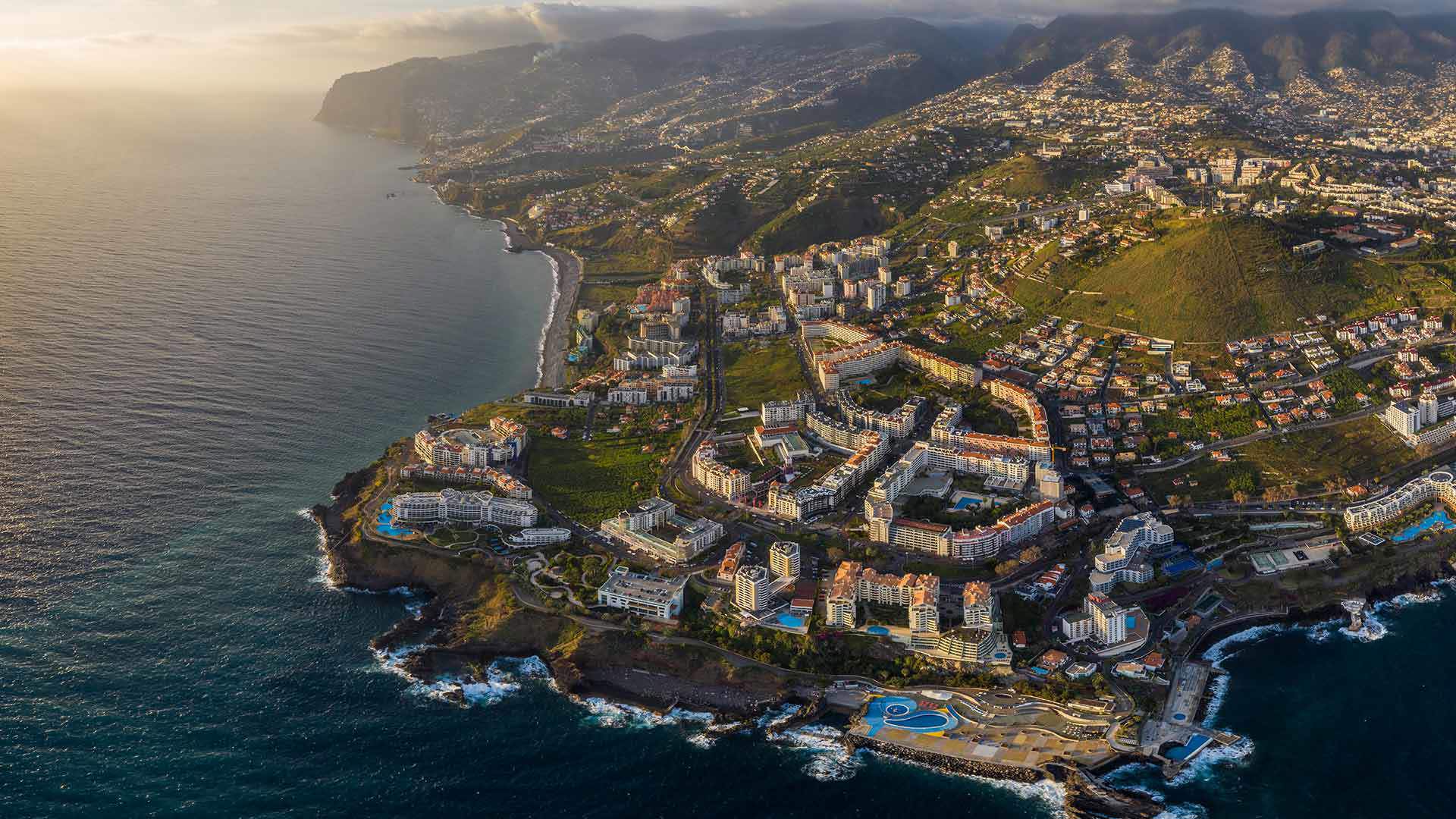 Vue aérienne de la côte de l'île de Madère au coucher du soleil.