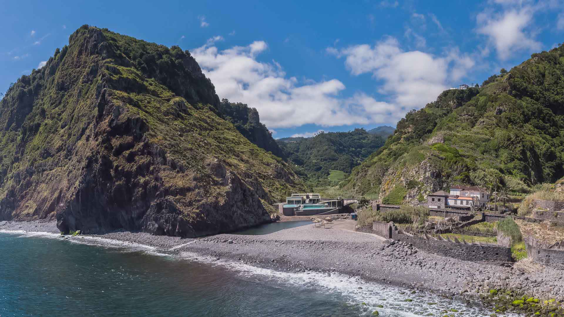 Tal zwischen Bergen nahe dem Strand auf Madeira.