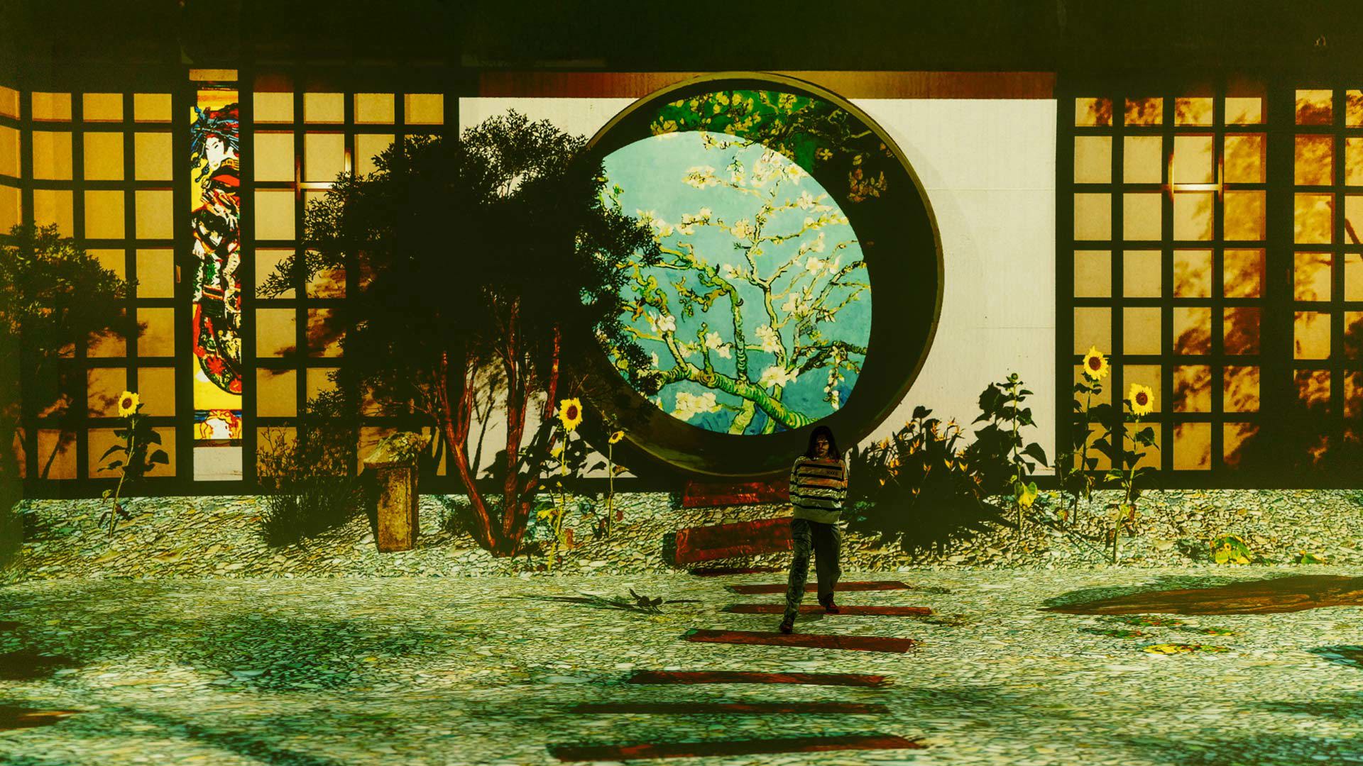 Frau betrachtet dekorative Elemente in einem Museum