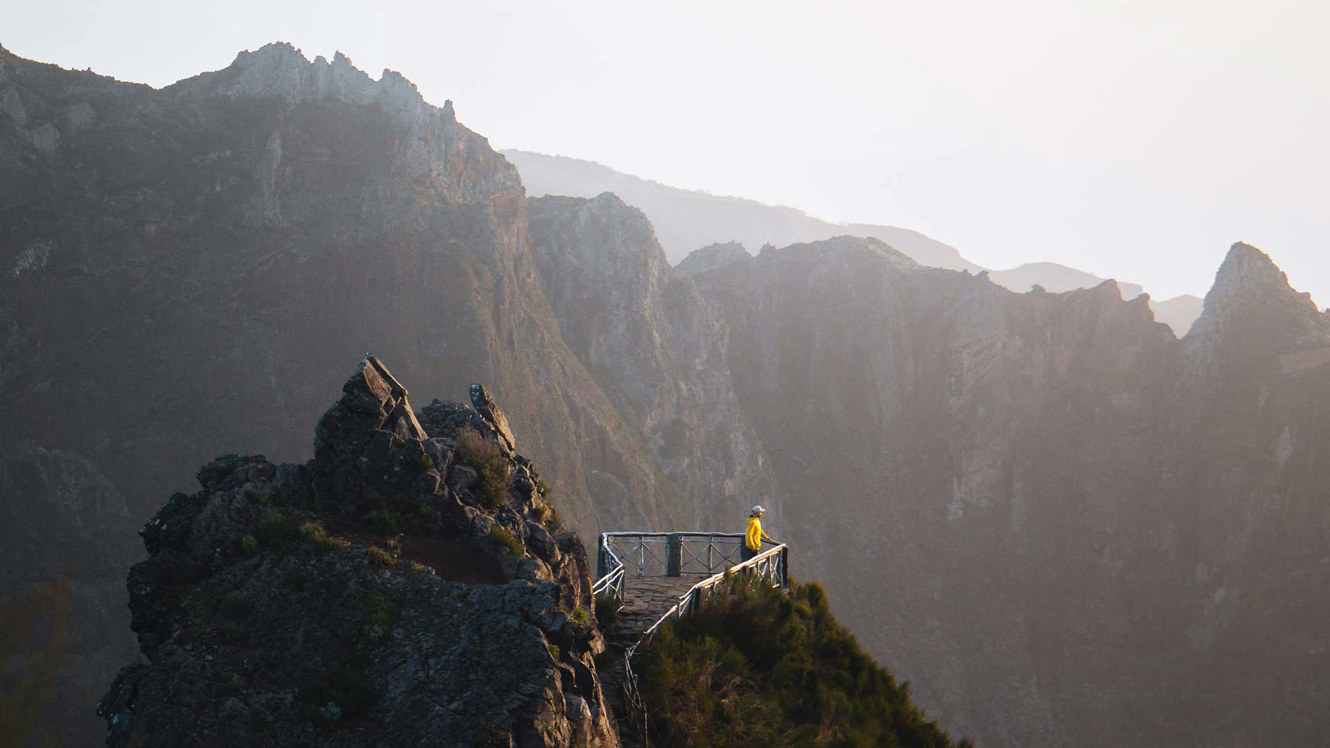 Person am Aussichtspunkt zwischen Bergen auf Madeira.