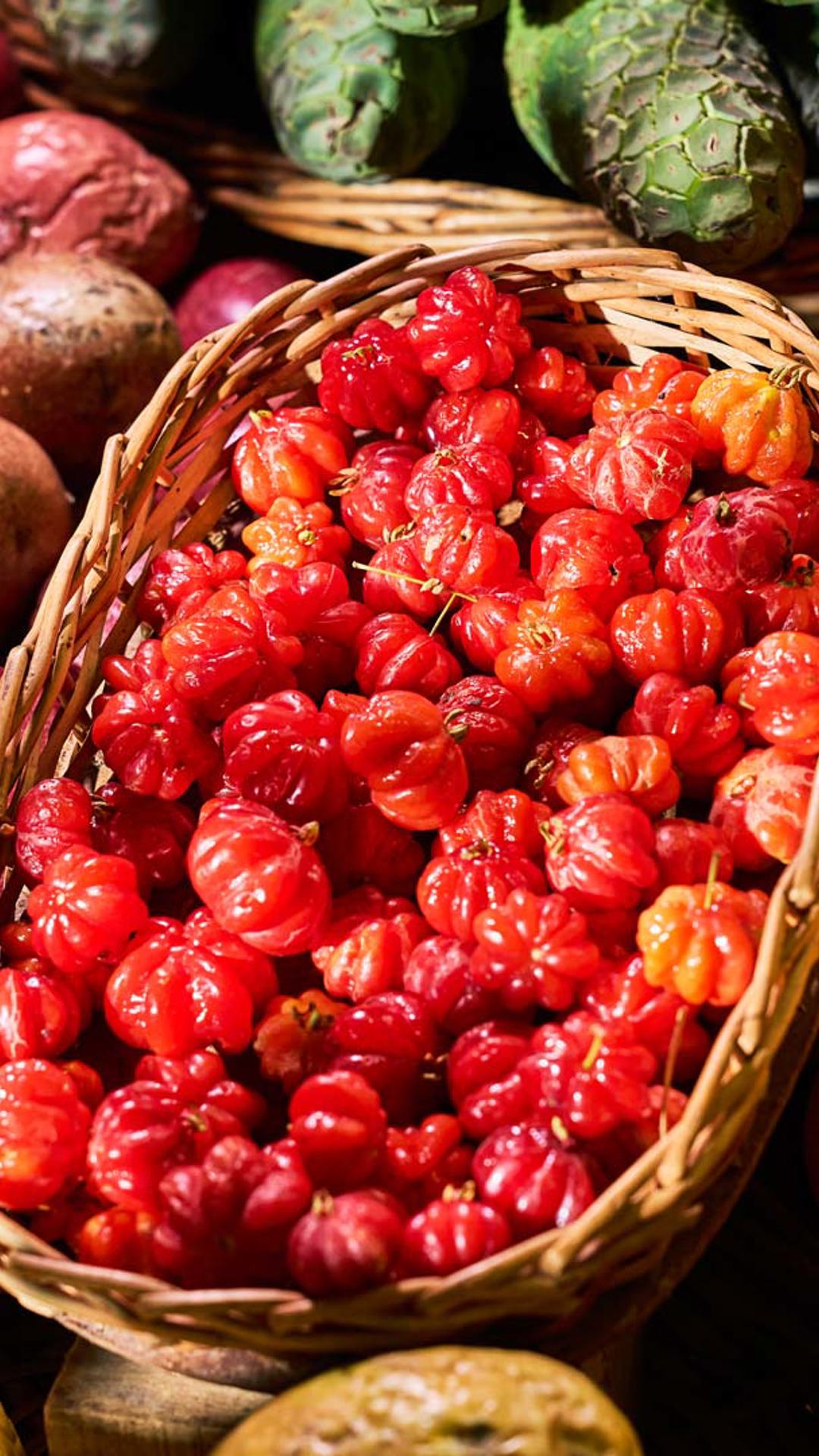 Panier rempli de fruits traditionnels de l'île de Madère.