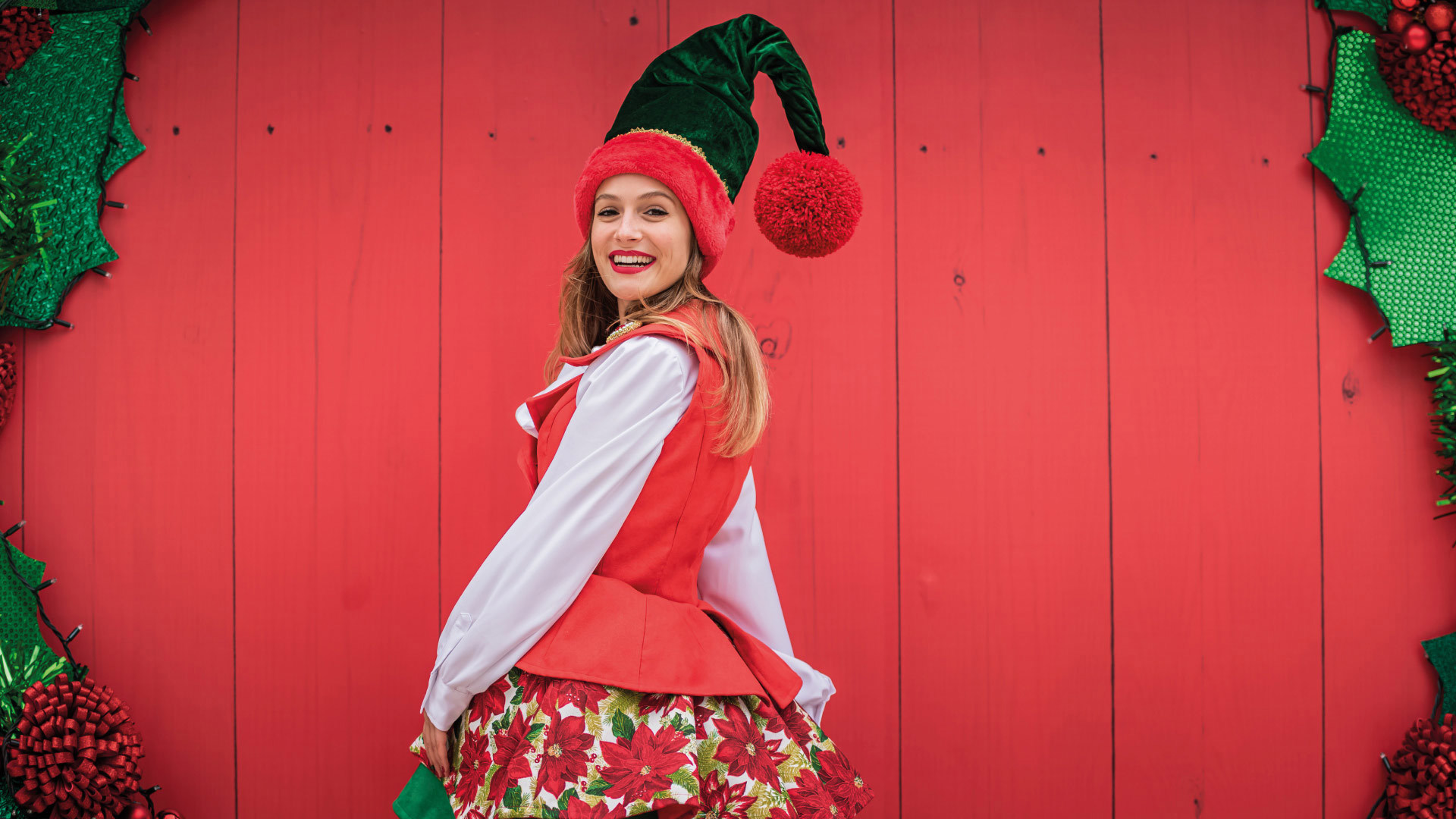 Mujer posa con traje de Navidad en Madeira.