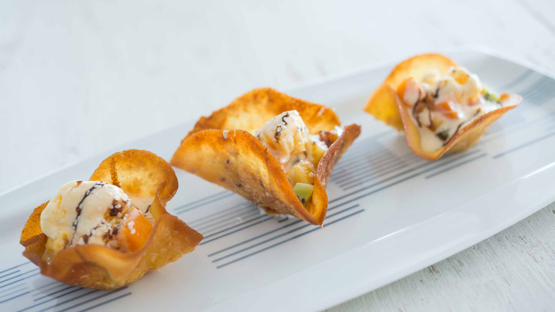 Prato branco com refeição empratada em estilo de gastronomia contemporânea.