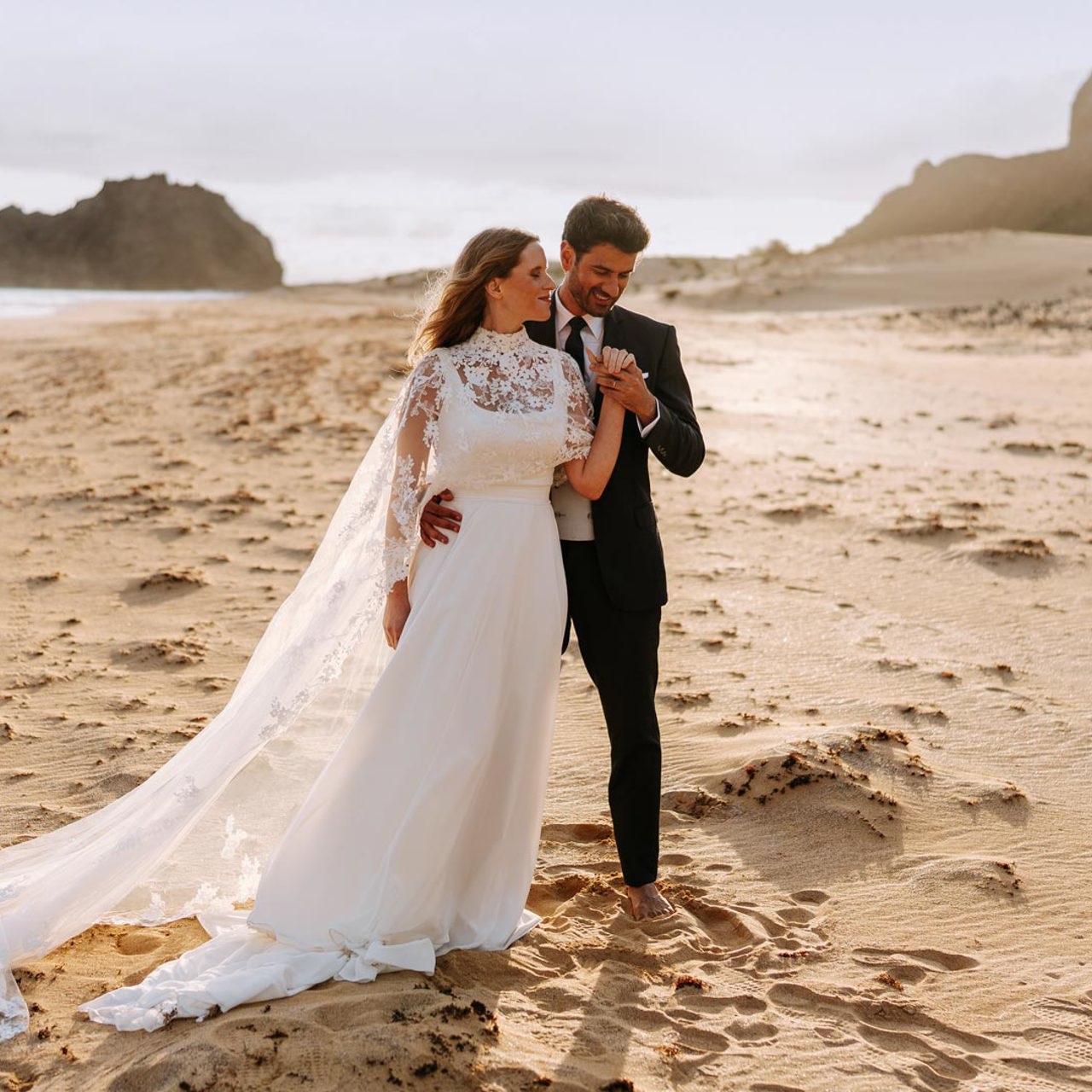 Pareja con atuendos de boda en la playa de Porto Santo.