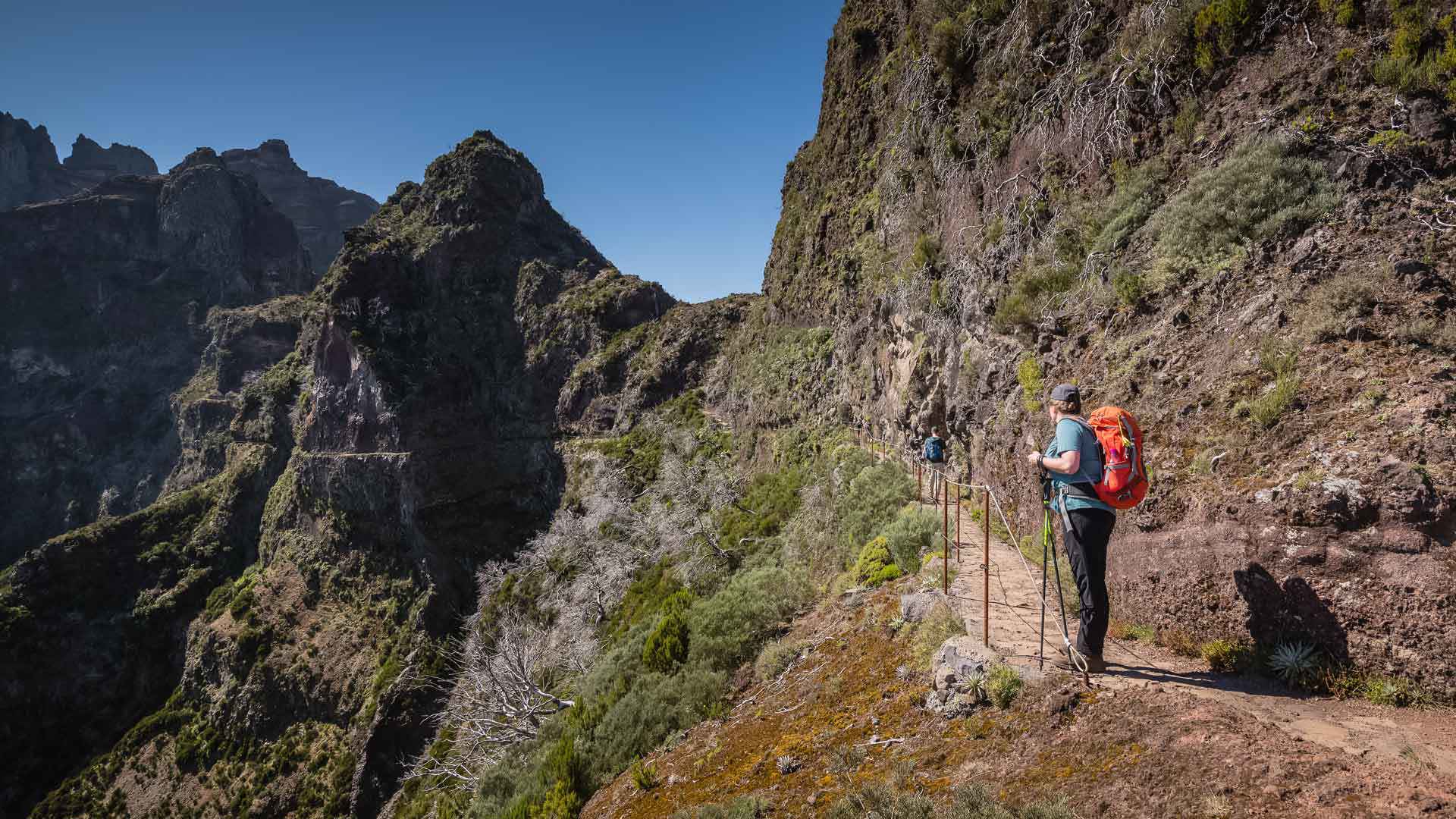 Hombre caminando por un sendero en la montaña de Madeira.