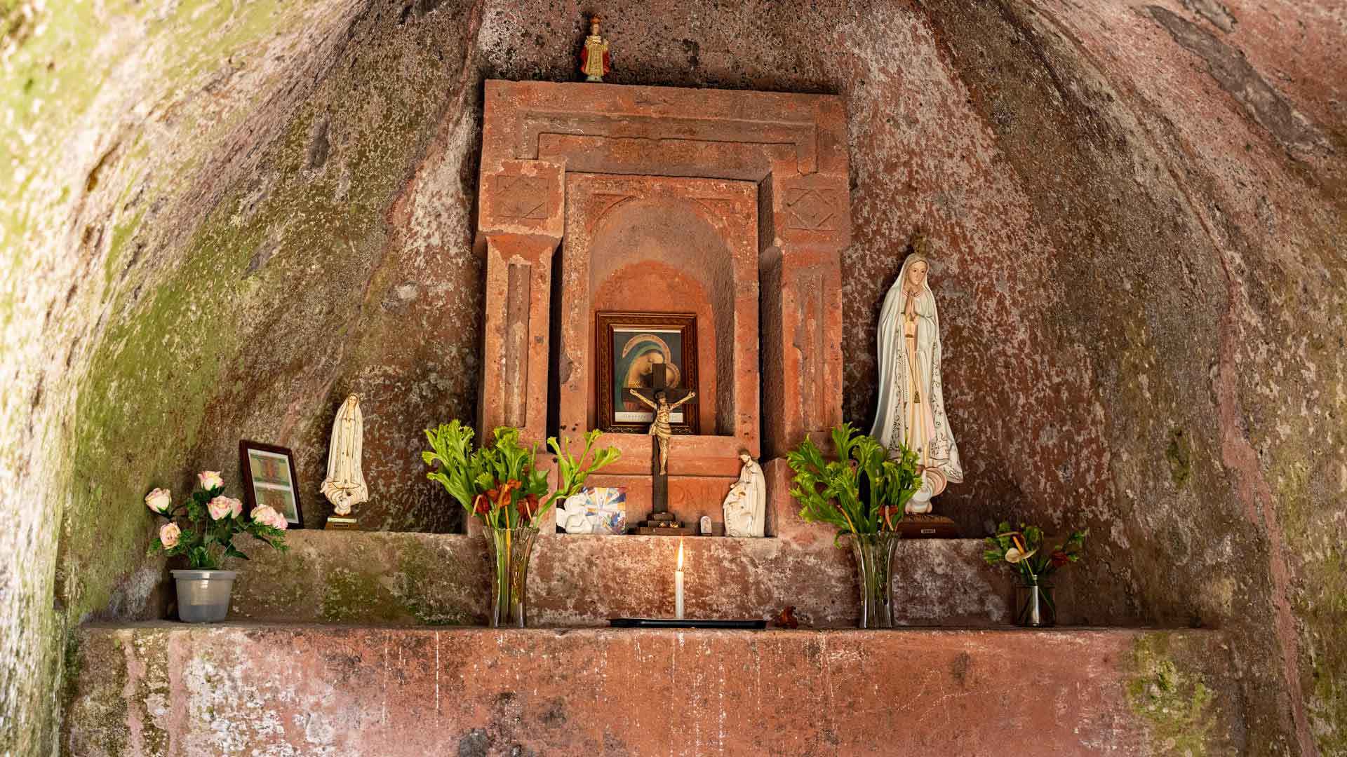 Imágenes de Nuestra Señora en gruta con escalones.