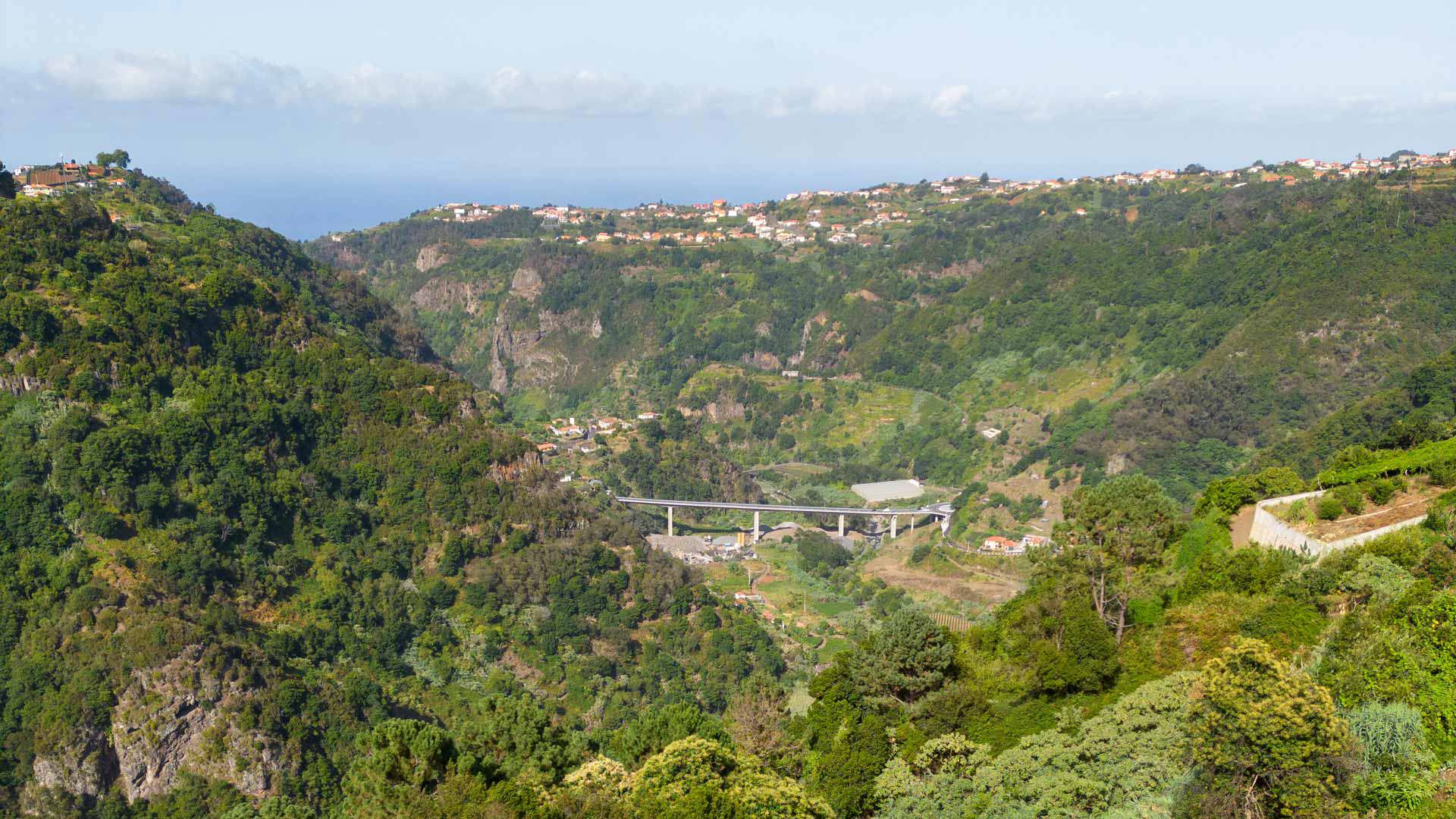Berge mit grüner Vegetation und Brücke auf Madeira.