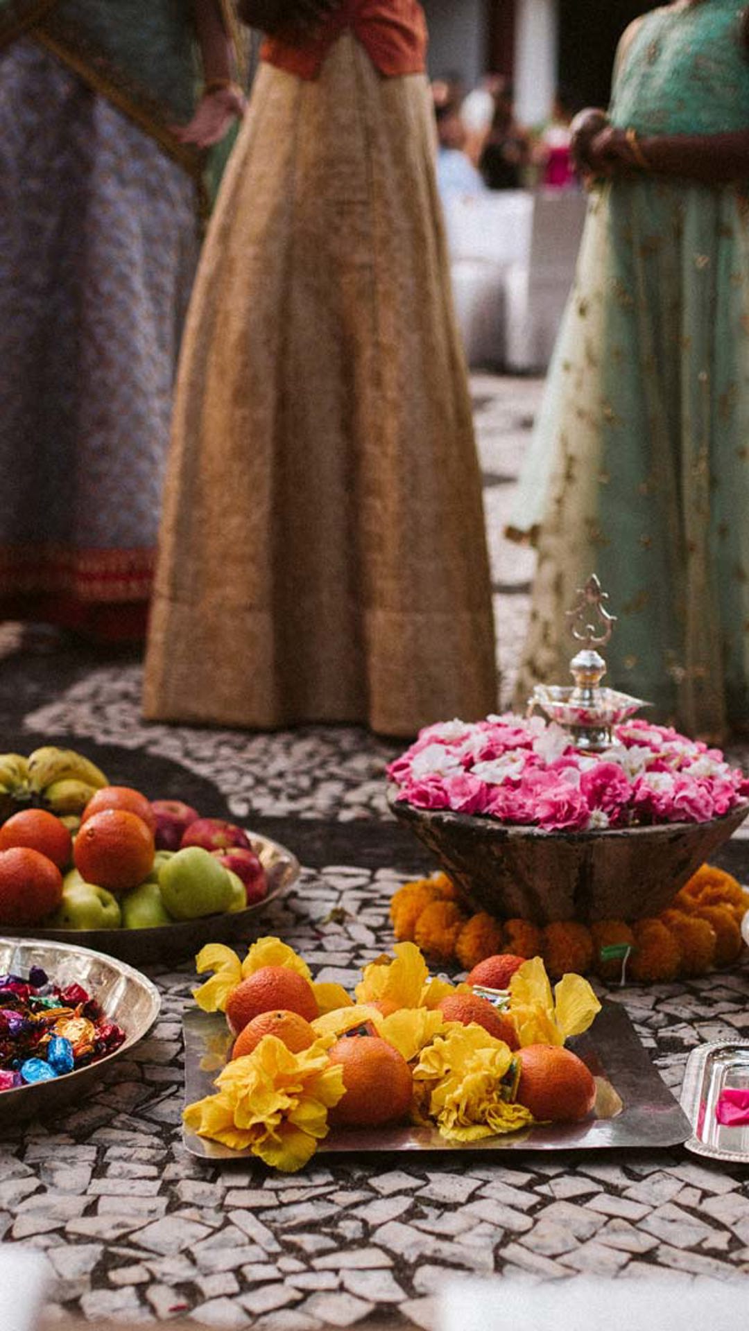 Cerimónia de casamento indiano com noivos em trajes tradicionais, convidados e decorações coloridas.