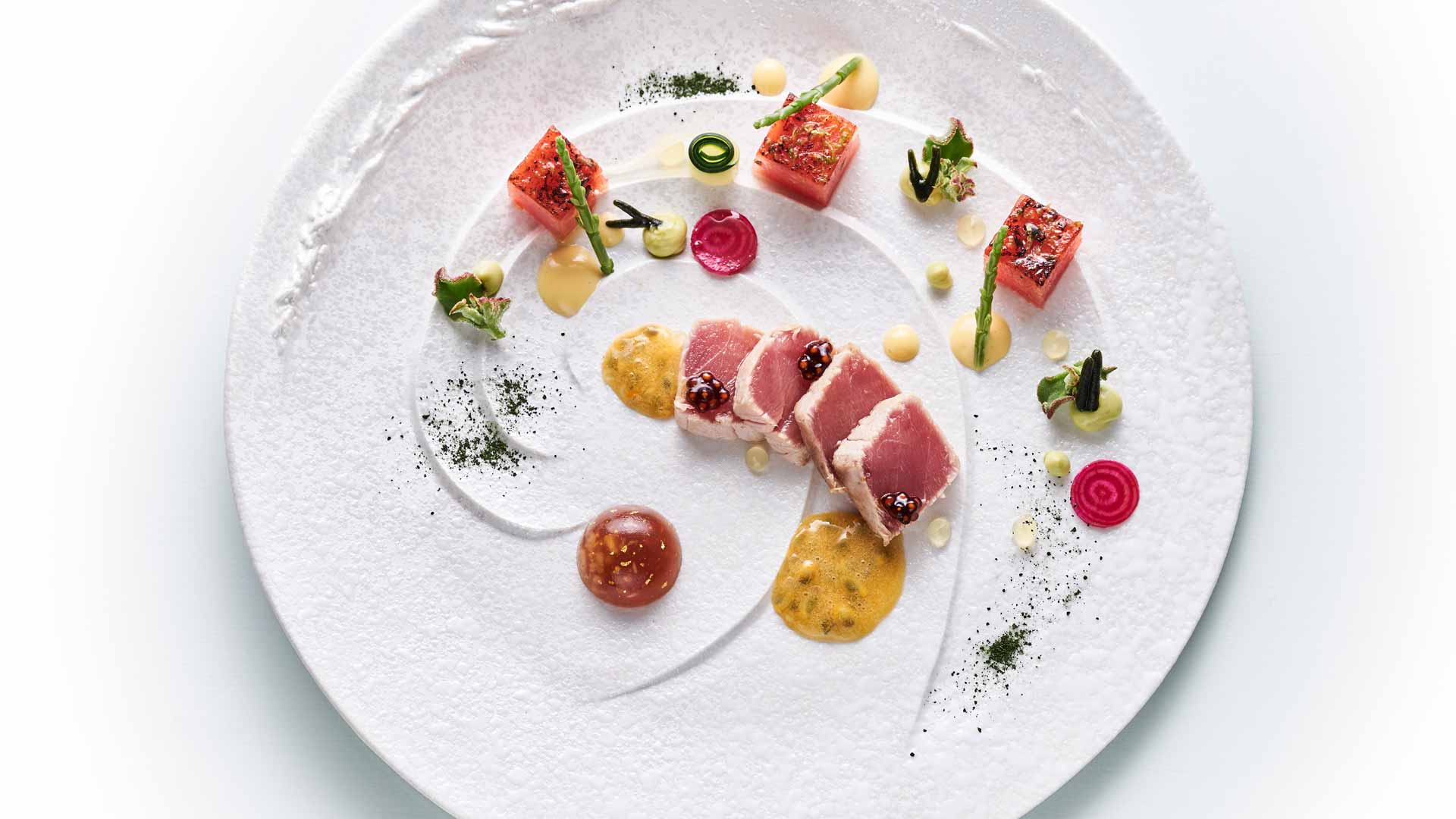 Weißer Teller angerichtet mit zeitgenössischer Küche.