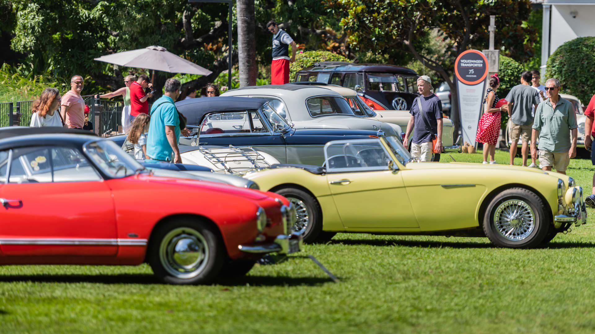 Coches clásicos expuestos en la Quinta da Magnólia.