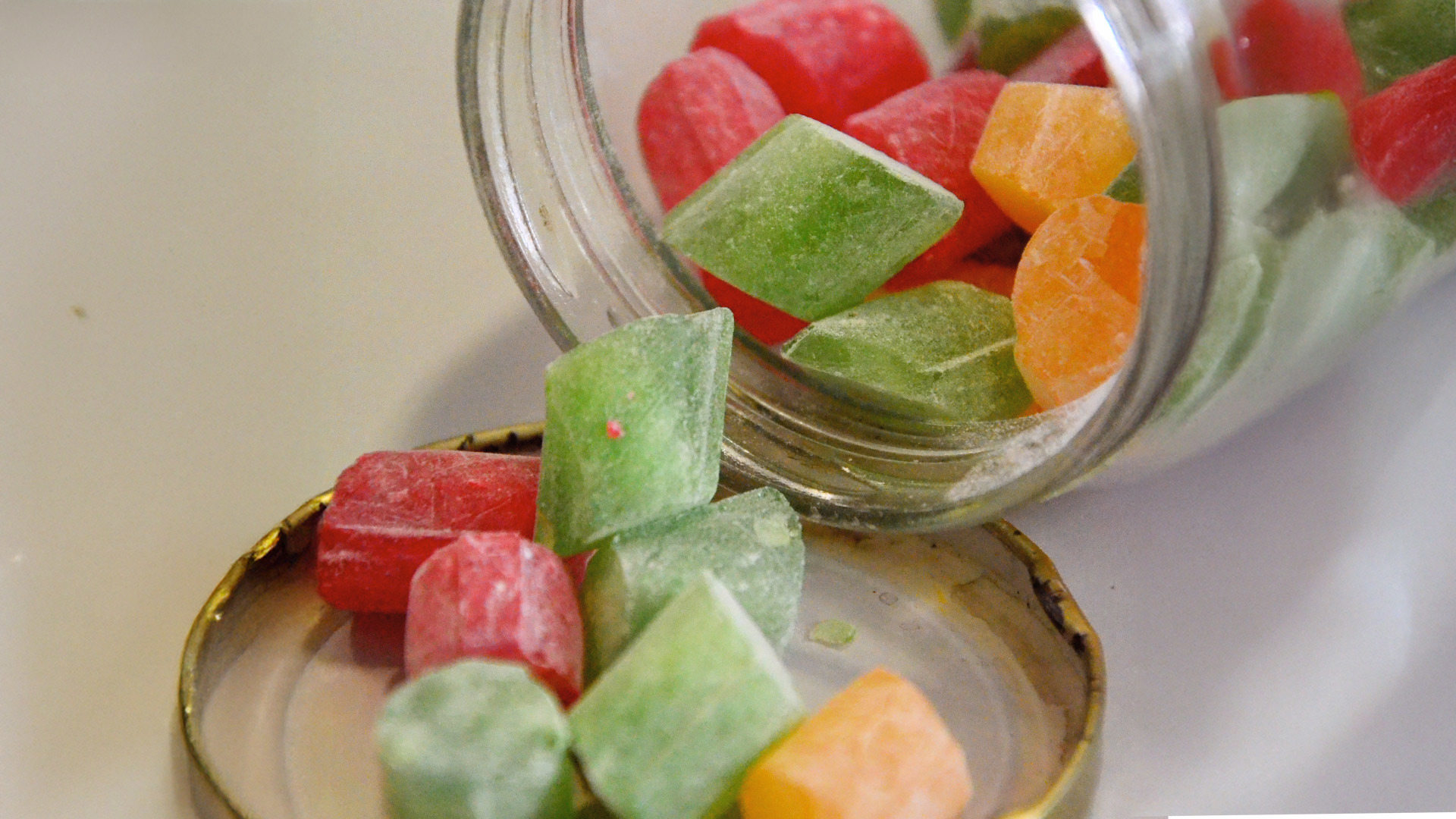 Bunte Fenchelsüßigkeiten in einem durchsichtigen Glas.