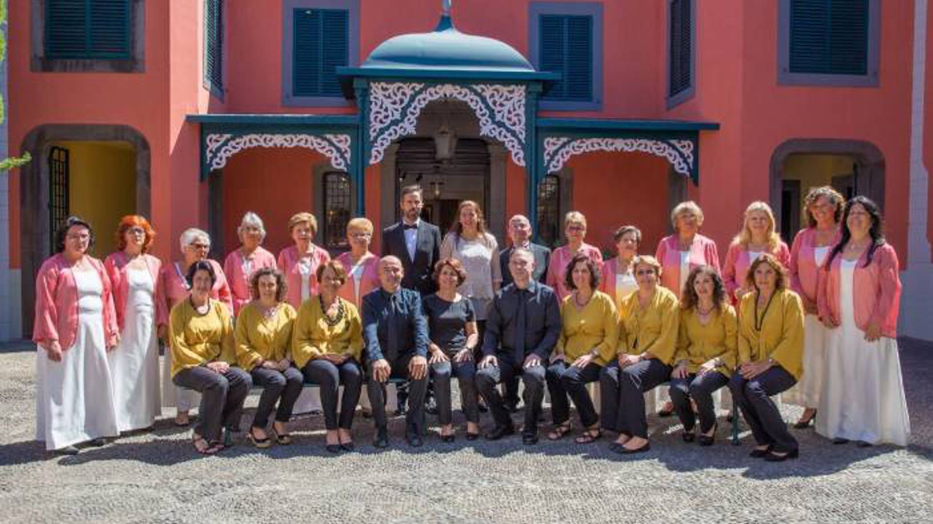 Femmes et hommes de l’Orfeão Madeirense assis et debout pendant les fêtes de Noël et du Nouvel An à Madère.
