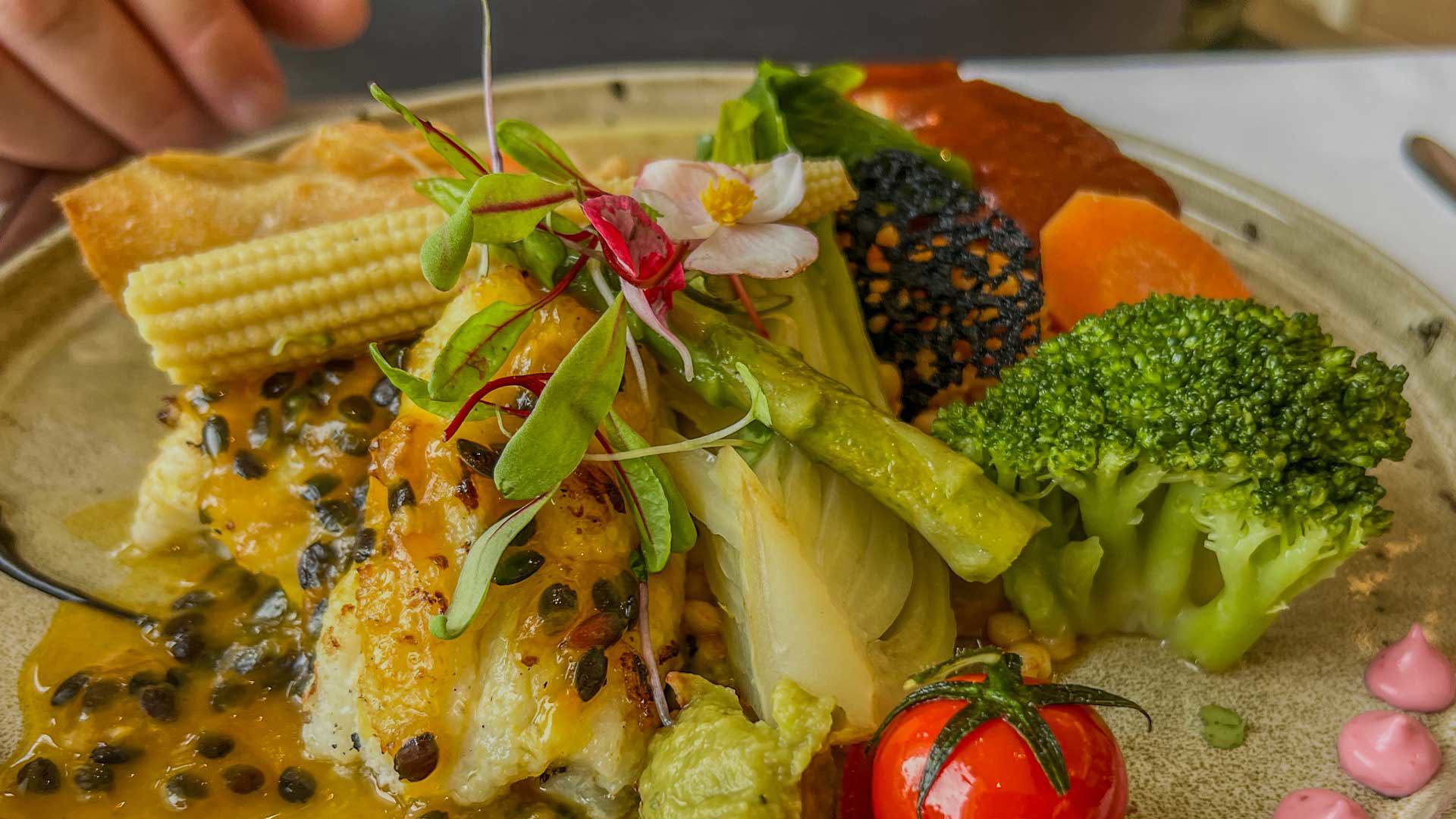 Plato de pez espada con maracuyá y verduras, comida típica de Madeira.