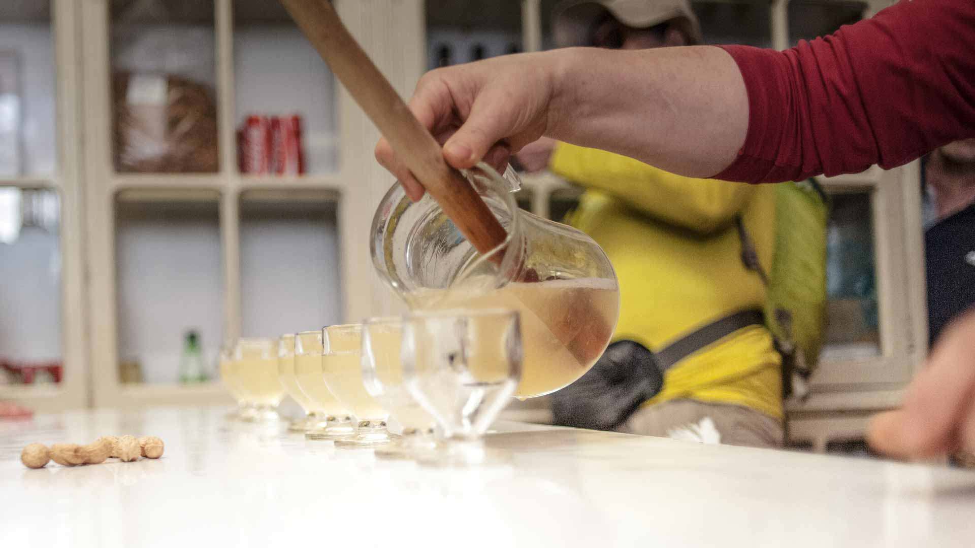 Poncha à pescador a ser servida para copos numa preparação tradicional da Madeira.