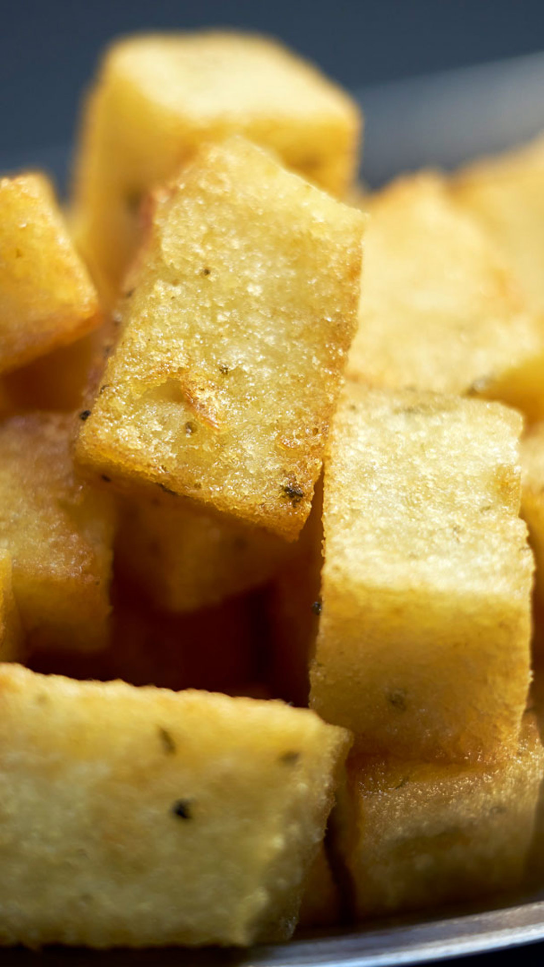 Servierplatte mit frittiertem Mais, einer traditionellen gastronomischen Spezialität der Insel Madeira.