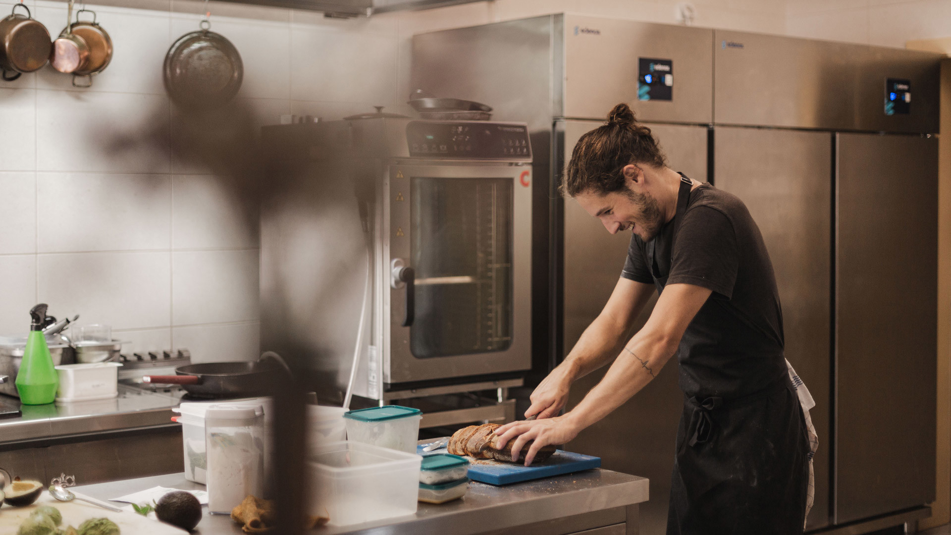 Koch bereitet Essen in der Küche zu.