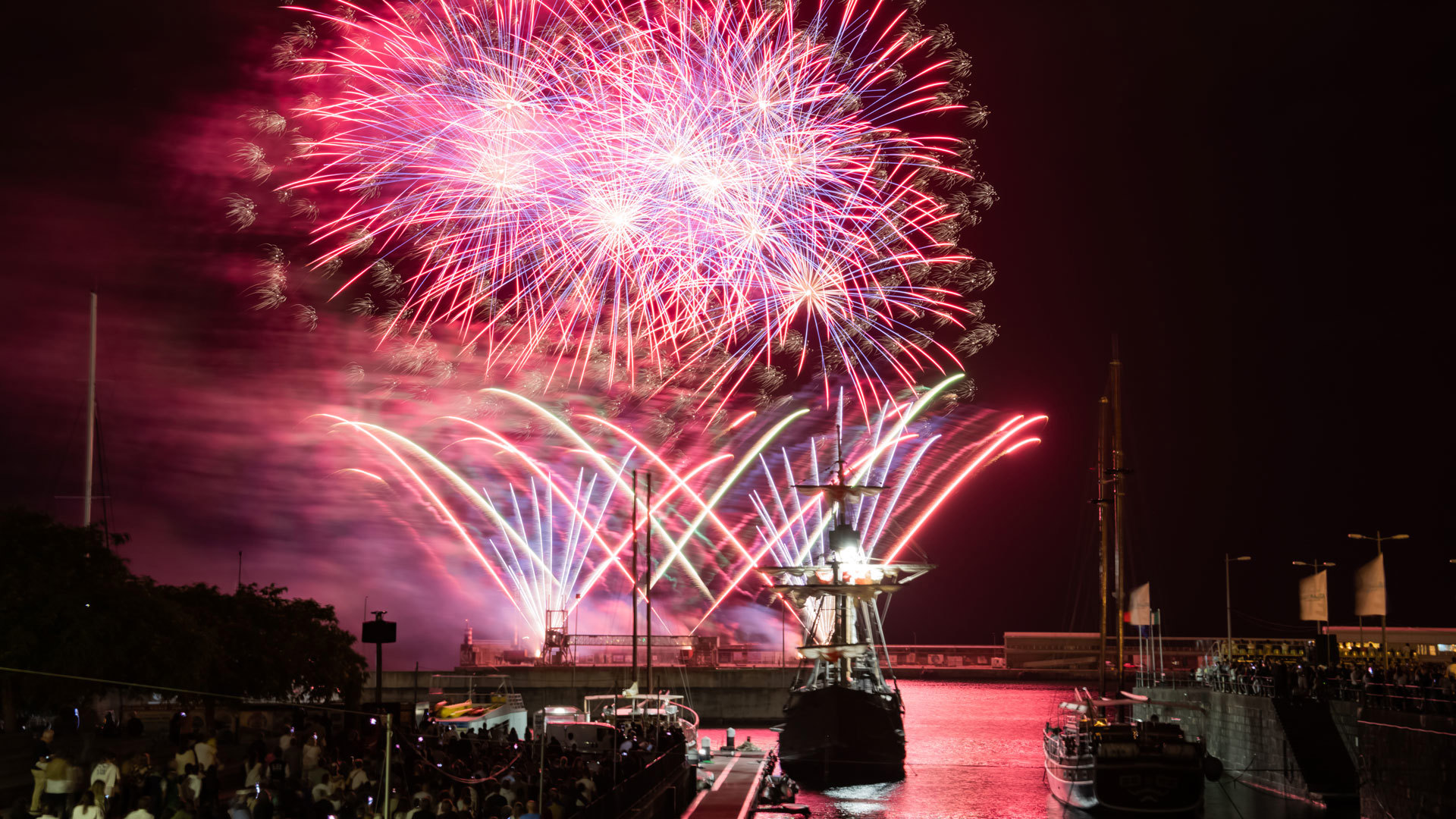 Boot im Yachthafen bei Nacht mit Feuerwerk während des Atlantikfestivals.