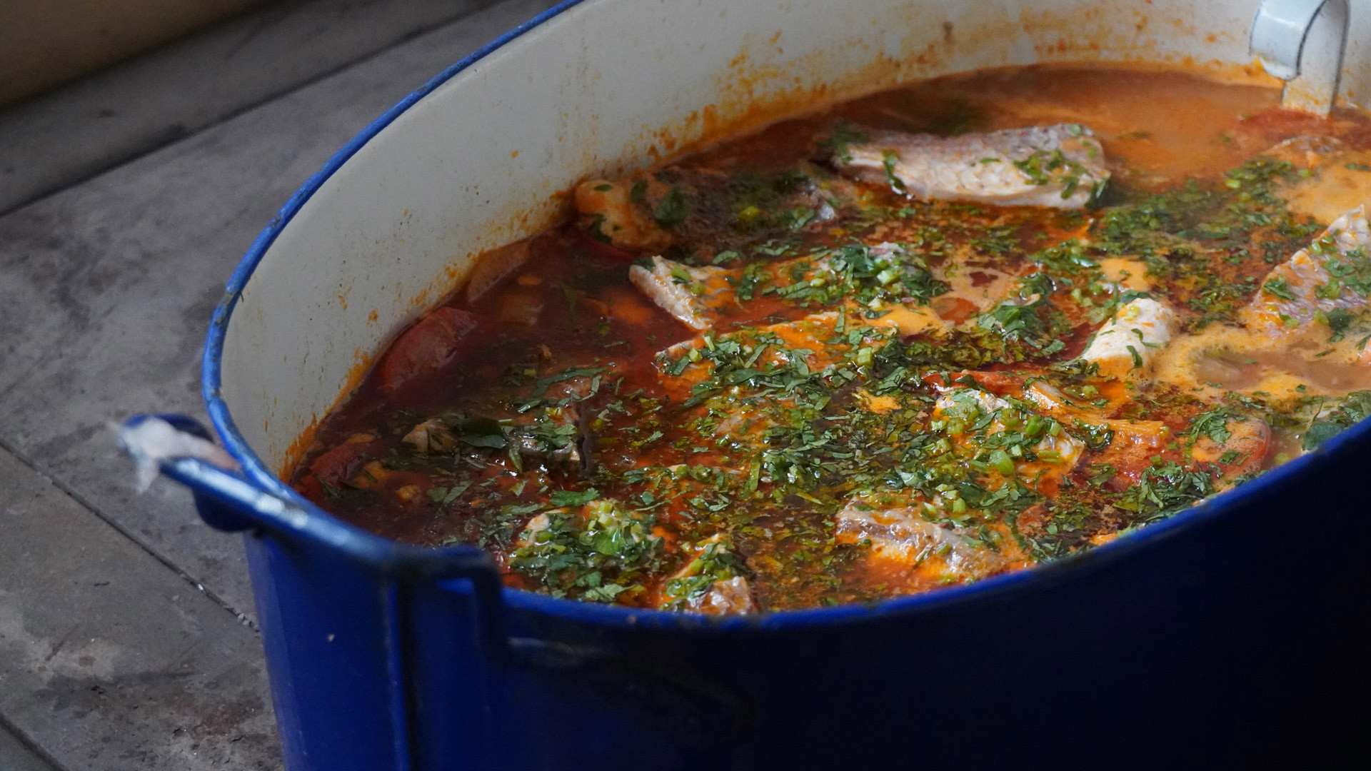 Topf mit Fisch-Eintopf, servierbereit.