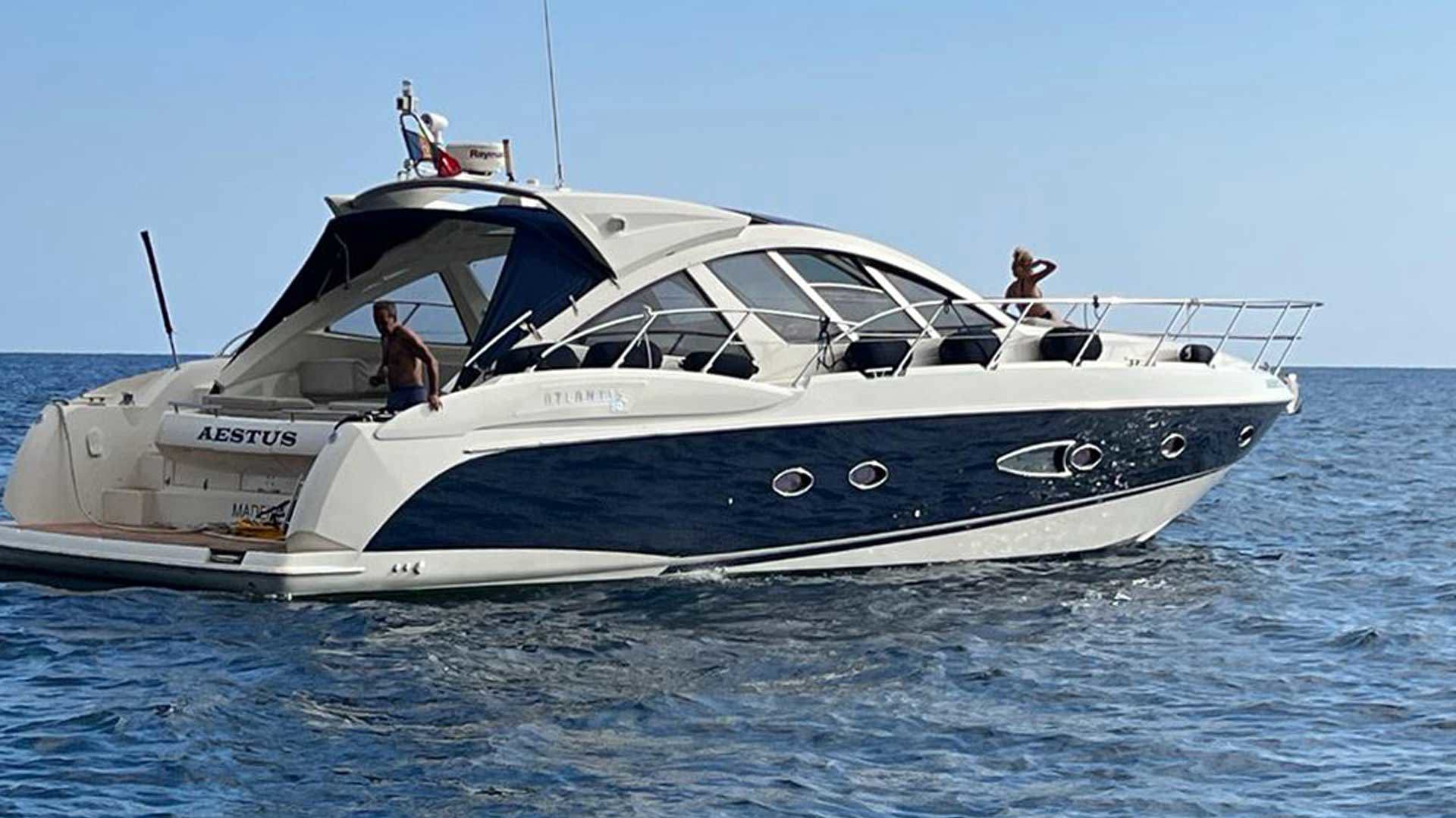 Barco Aestus Private Charter em passeio no mar da Madeira.