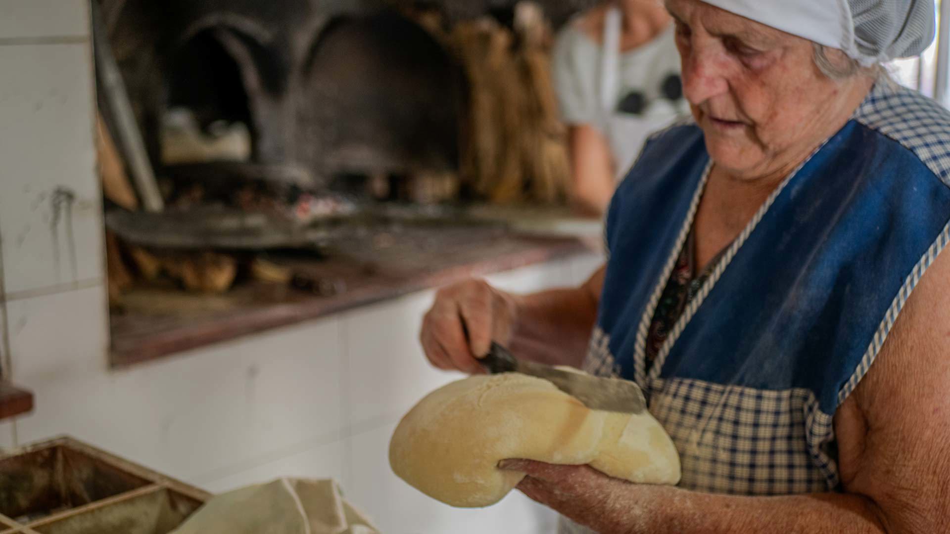 Mujer amasando masa para bolo do caco en Madeira.