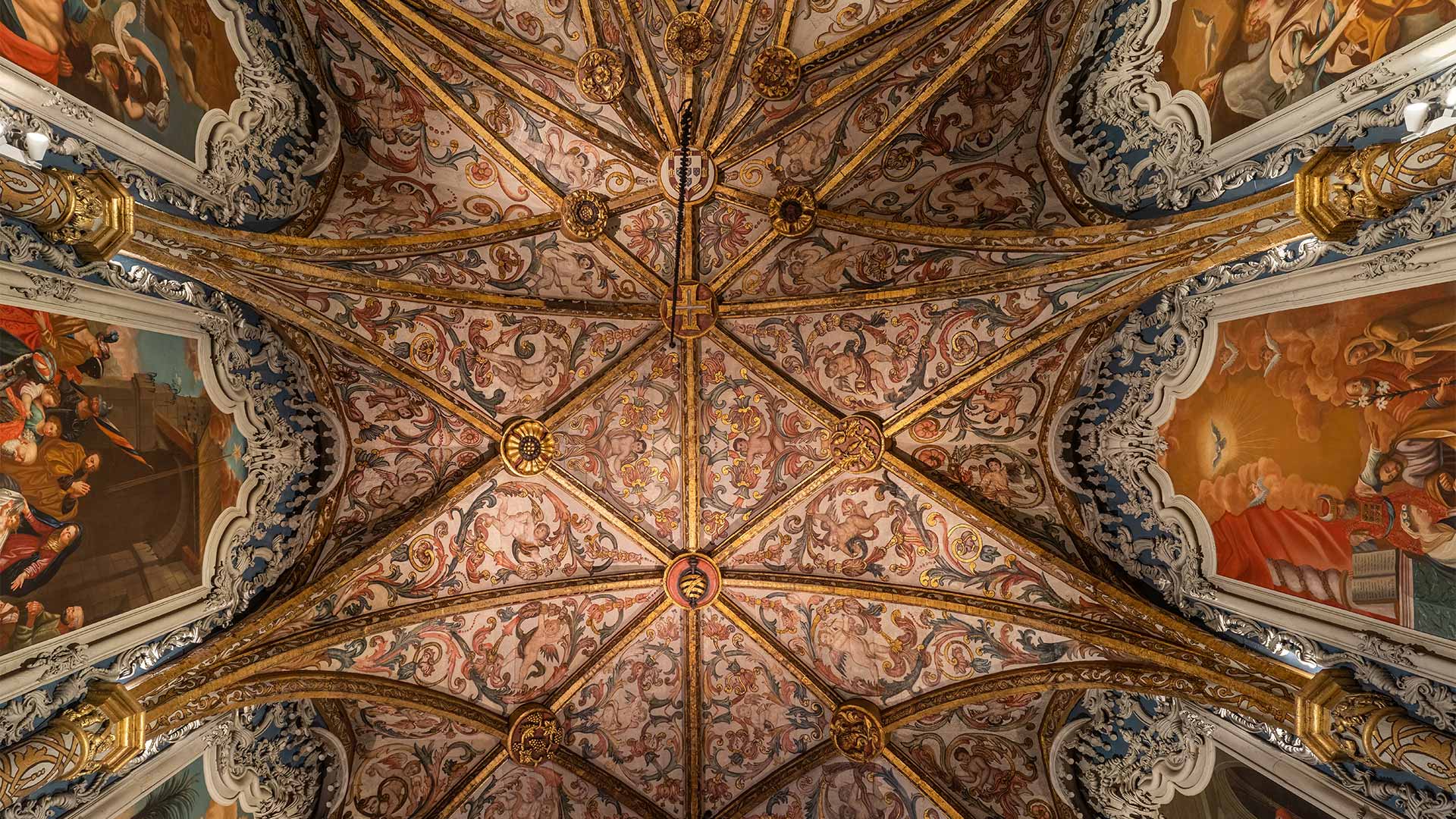 Plafond ancien peint avec détails architecturaux à Madère.