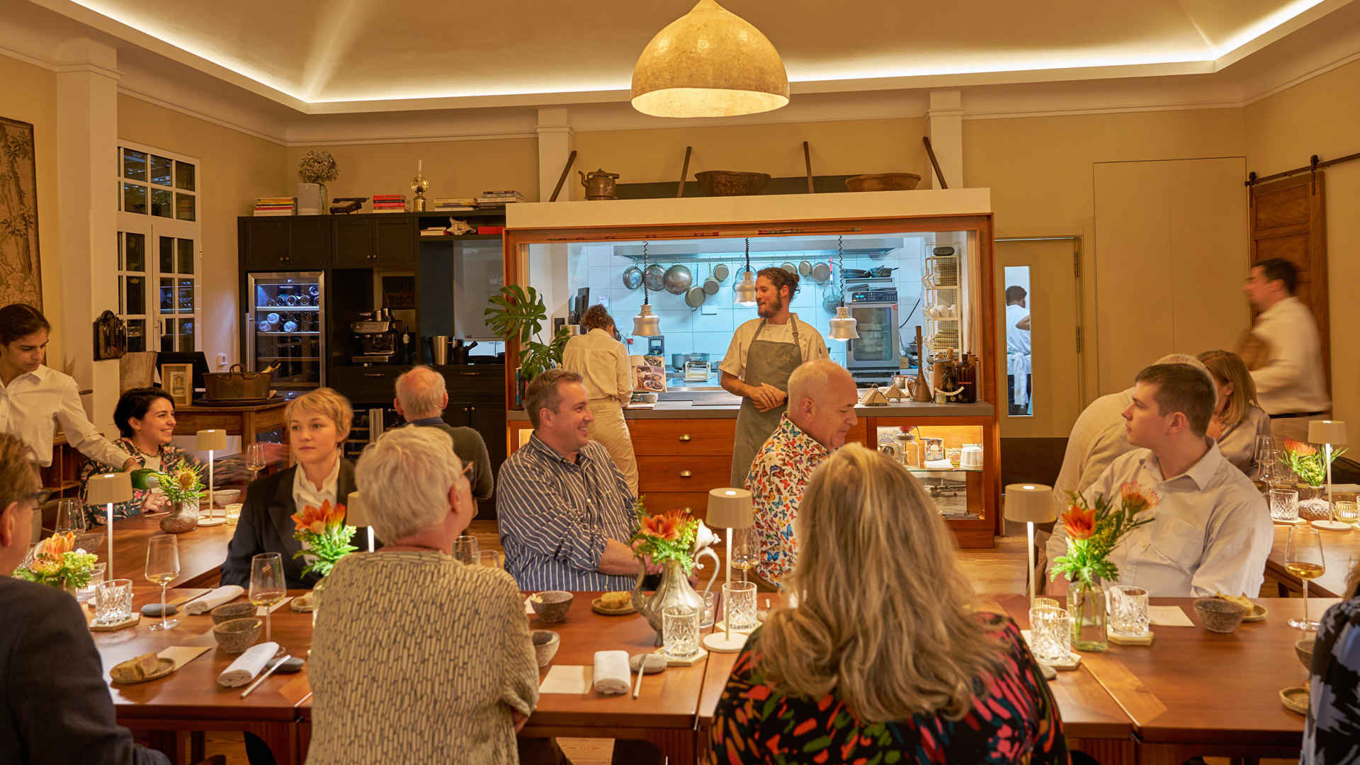 Menschen genießen ein modernes gastronomisches Erlebnis in geselliger Atmosphäre in einem Restaurant.