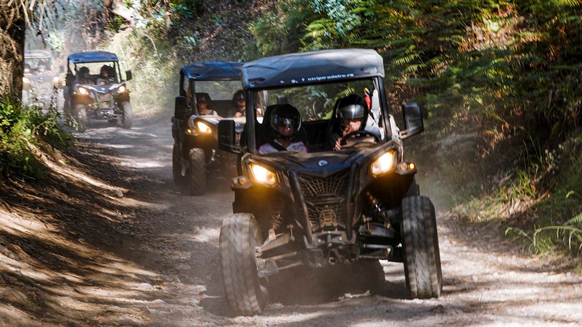 Trois buggies circulant sur un sentier de terre lors d’une activité à Madère.