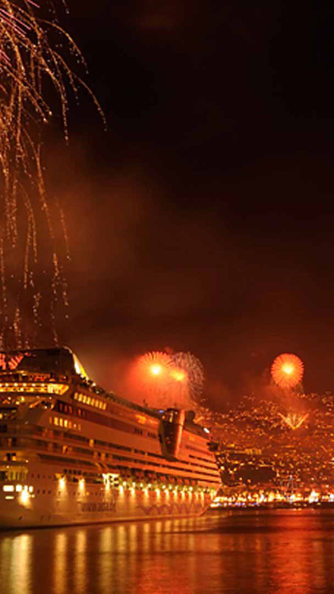 Fuegos artificiales de fin de año en la bahía de Funchal, Madeira.