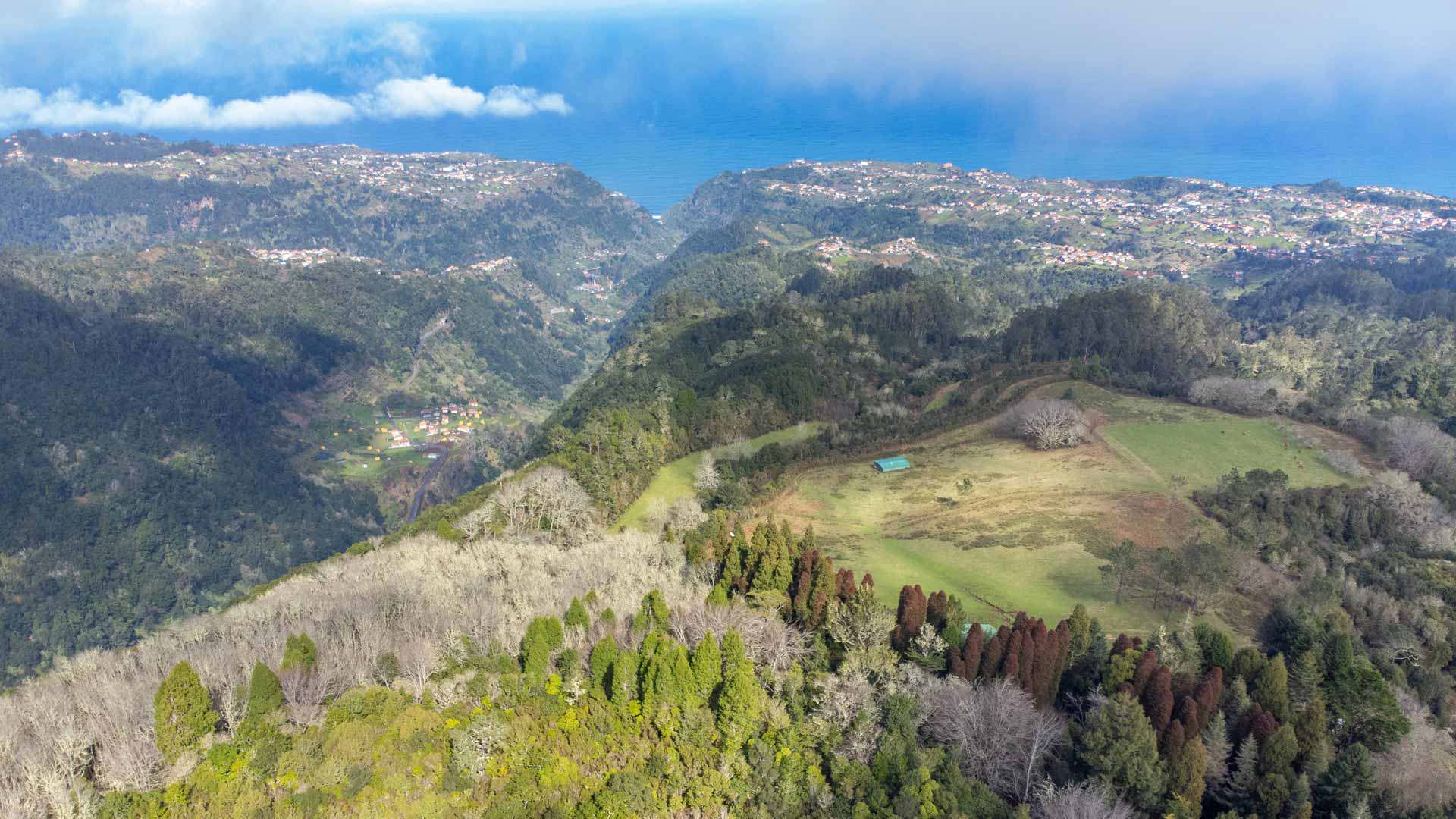 Natureza exuberante com montanhas na Madeira.